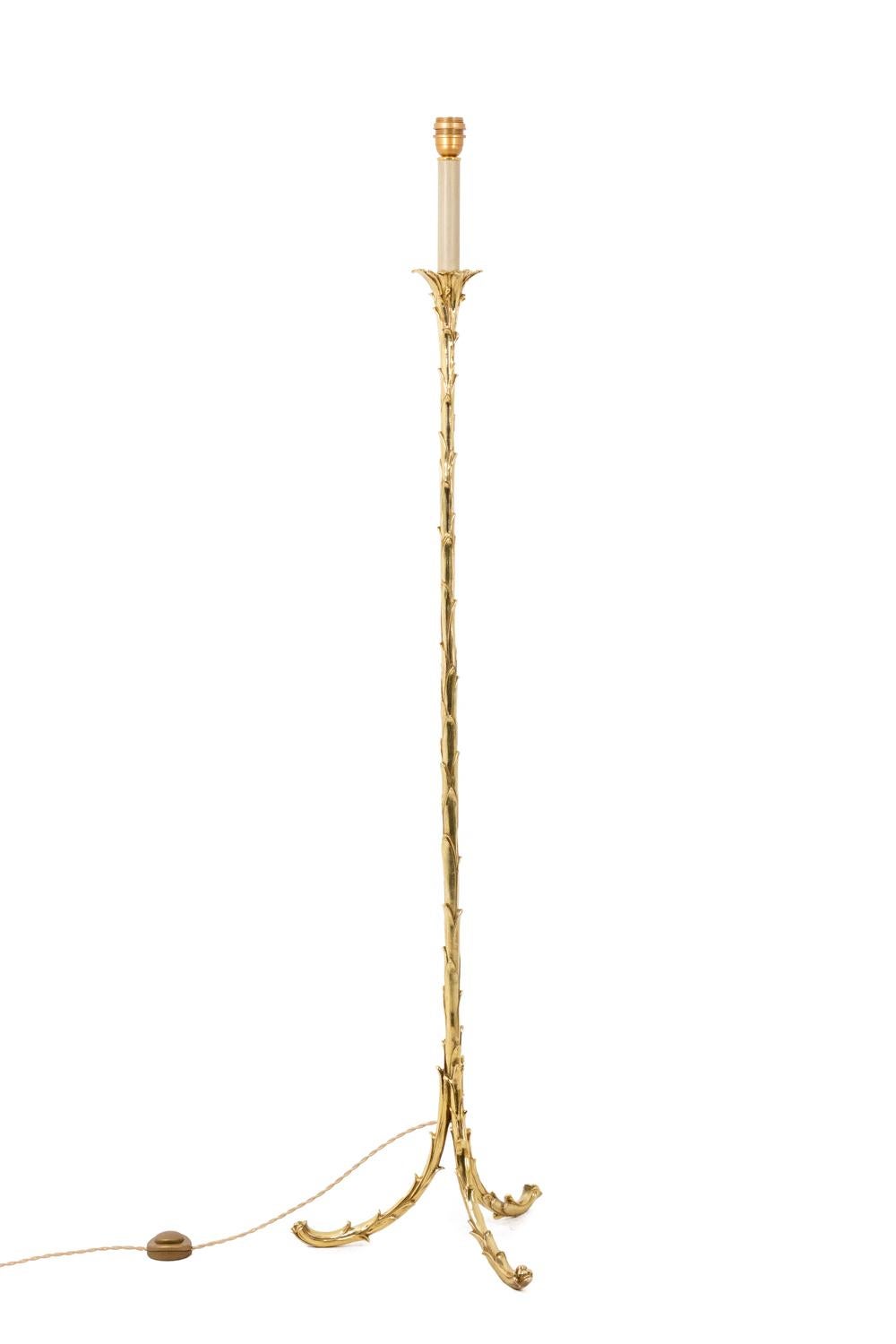 Maison Baguès, edited by. 

Tripod floor lamp in gilt bronze, standing on three curved feet. Shaft made up of three stems imitating bamboo.

Work realized in the 1970s.