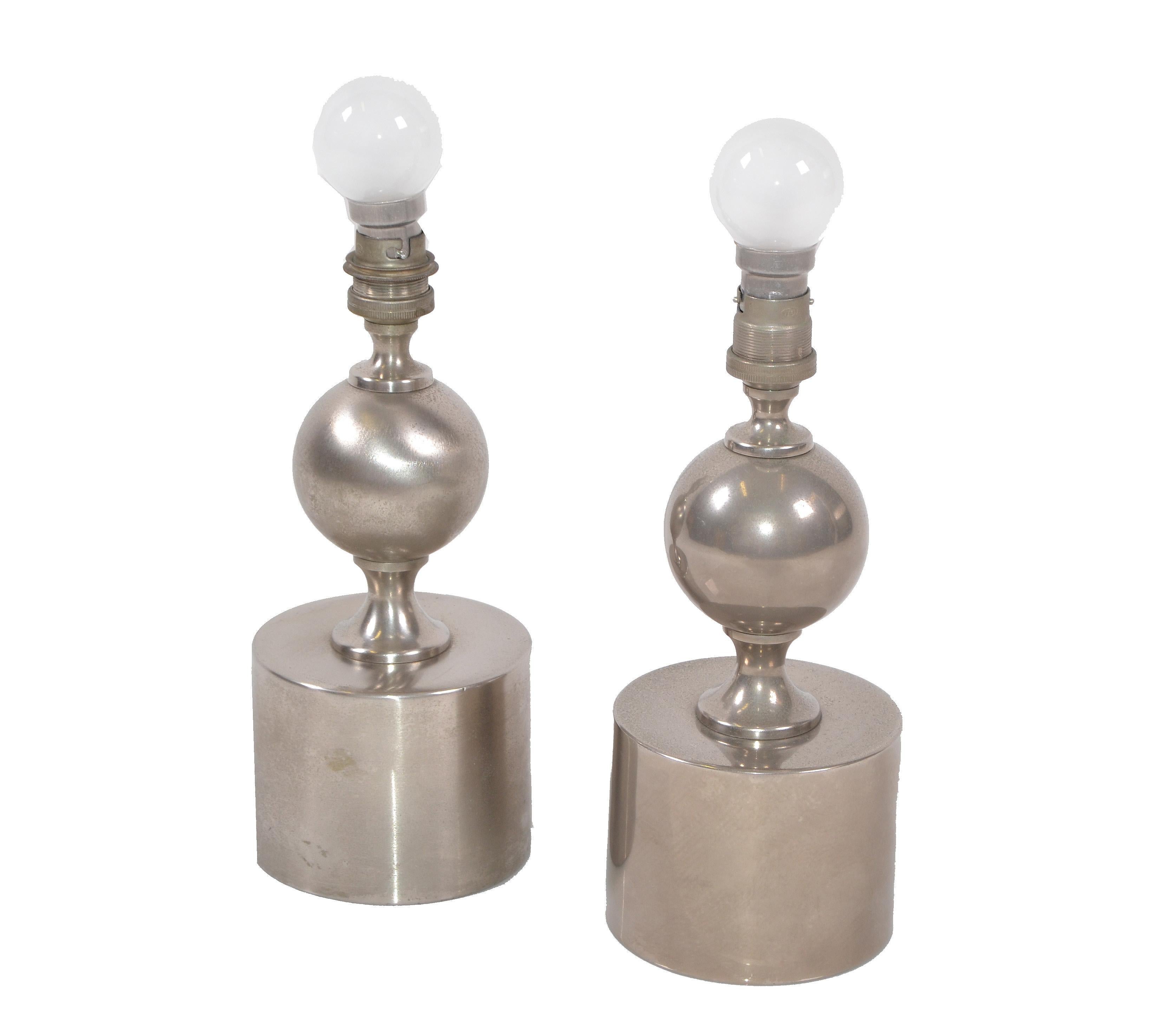Pair of small polished steel French Mid-Century Modern one sphere table lamps by Maison Barbier from the early 1970s.
US Rewiring and each lamp takes one light bulb max. 40 watts or LED bulbs.