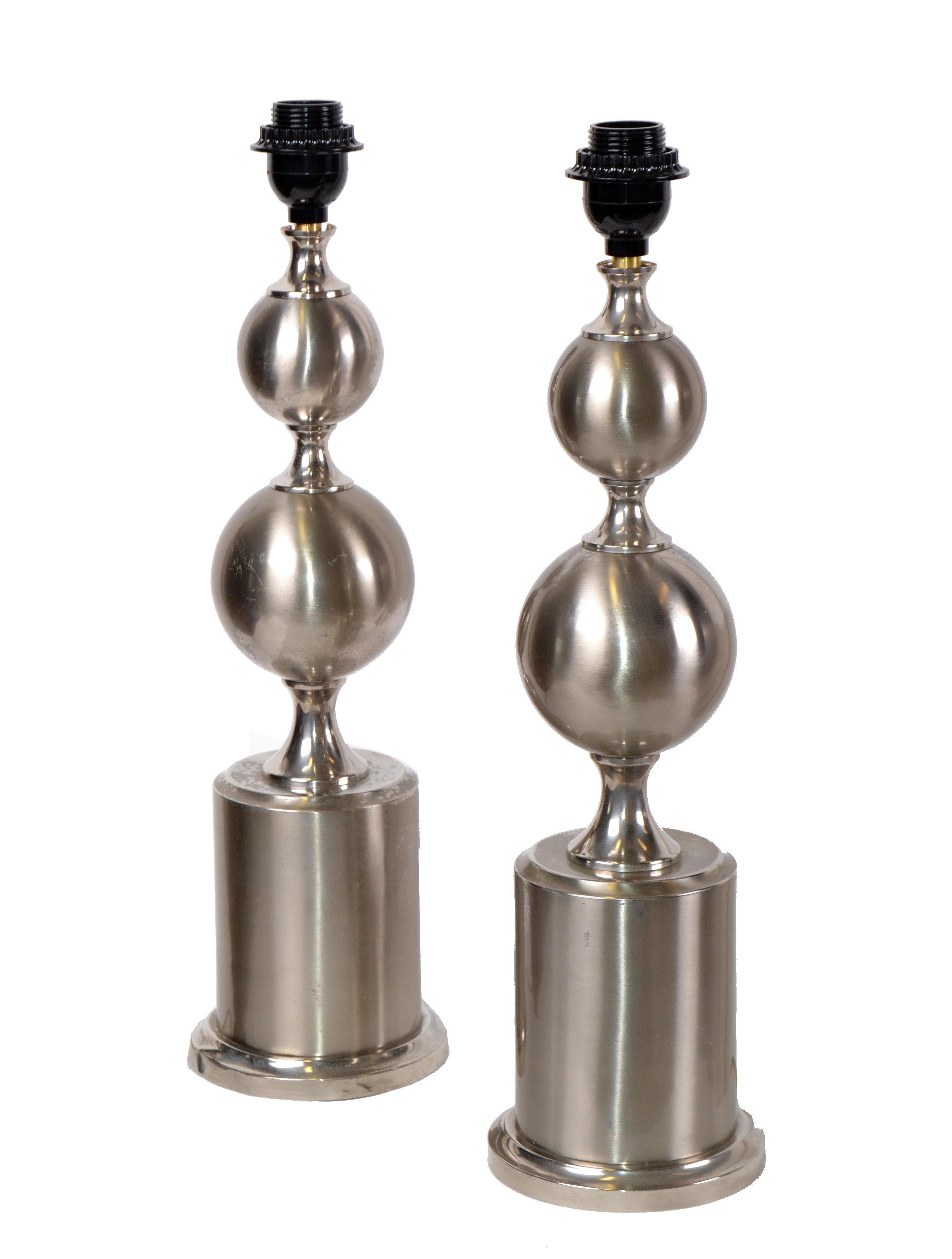Pair of polished steel French Mid-Century Modern two spheres table lamps by Maison Barbier from the early 1970s.
US Rewiring and each lamp takes one light bulb max. 75 watts or LED bulbs.