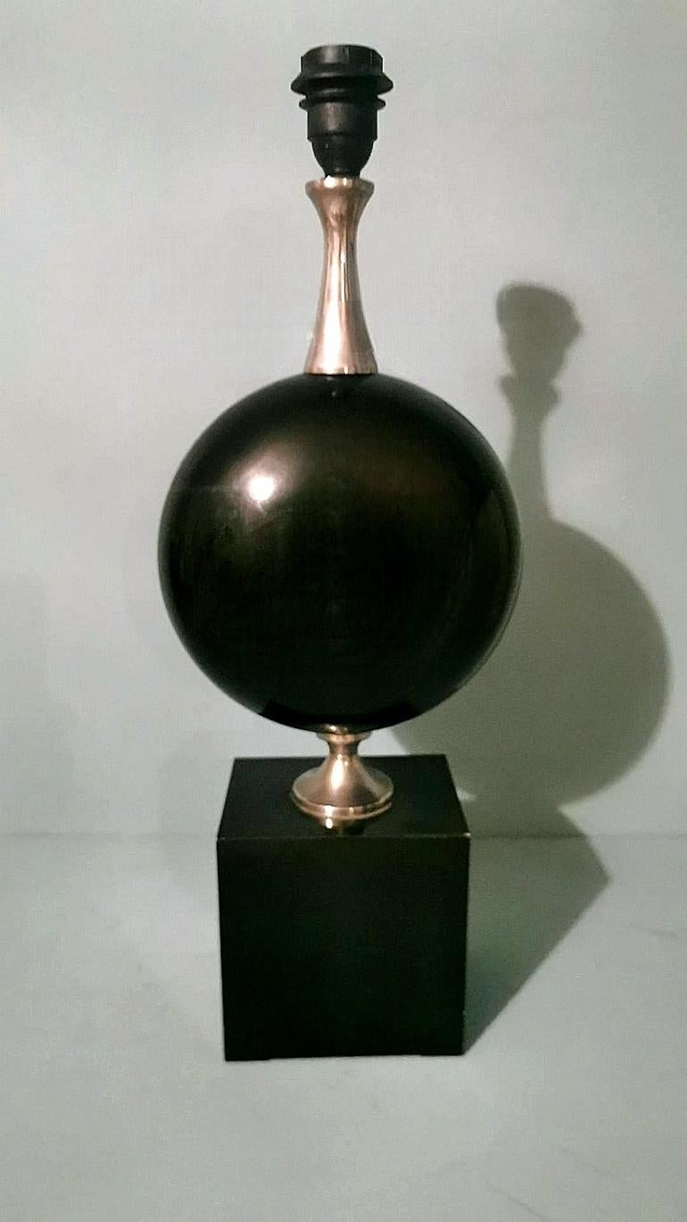 Veuillez lire attentivement l'ensemble de la description, car nous nous efforçons de vous fournir des informations techniques et historiques détaillées afin de garantir l'authenticité de nos articles. Cette élégante lampe en métal bruni présente une