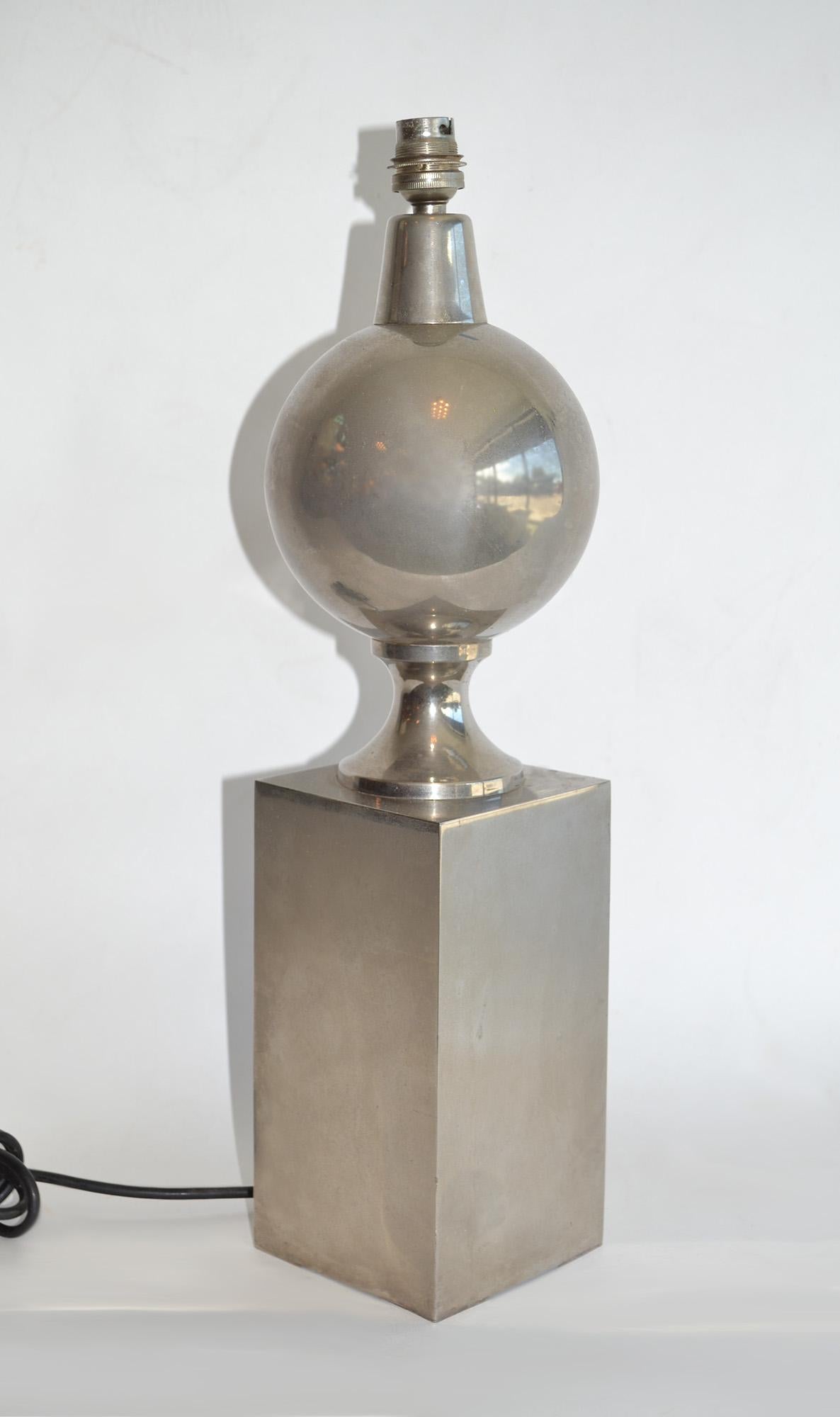 Maison Barbier Mid Century Chrome Table Lamp by Philippe Barbier, France, 1970s
Elegant French single table lamp. This table lamp was produced in the 1970s in Paris, France.
Shade is not included. The dimension is to top of socket and square base.