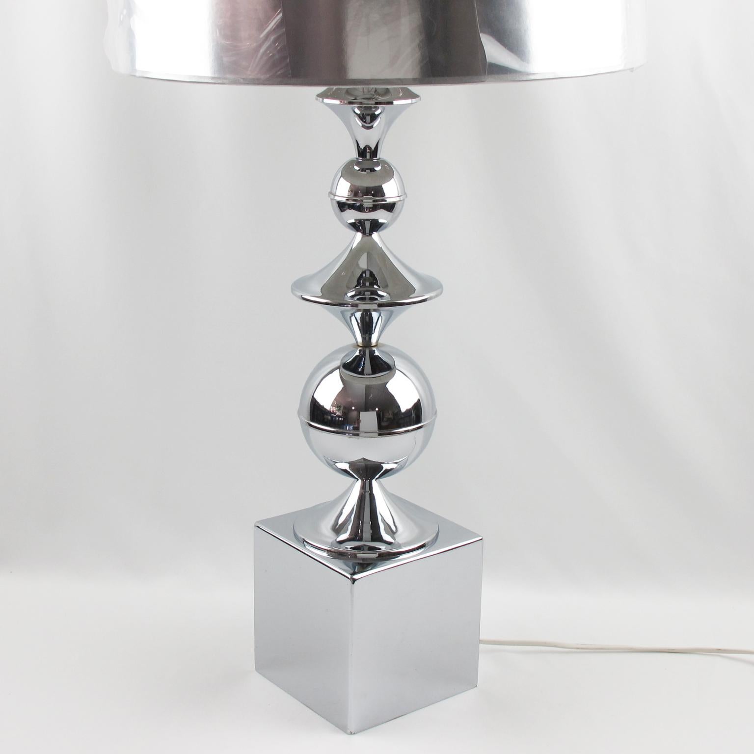 Philippe Barbier a conçu cette élégante lampe de table moderniste de l'ère spatiale pour la Maison Barbier Paris dans les années 1970. La forme géométrique haute comporte des éléments en métal chromé poli. L'article est conforme aux normes
