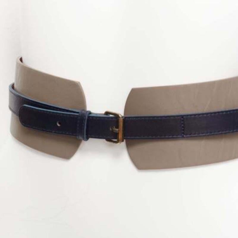 Maison BOINET cintura doppia in pelle di vacchetta marrone navy con fibbia dorata 70cm
Riferimento: SNKO/A00361
Marchio: Maison Boinet
Materiale: Pelle
Colore: Marrone, Marina
Modello: Tinta unita
Chiusura: fibbia
Fodera: Pelle marrone
Dettagli