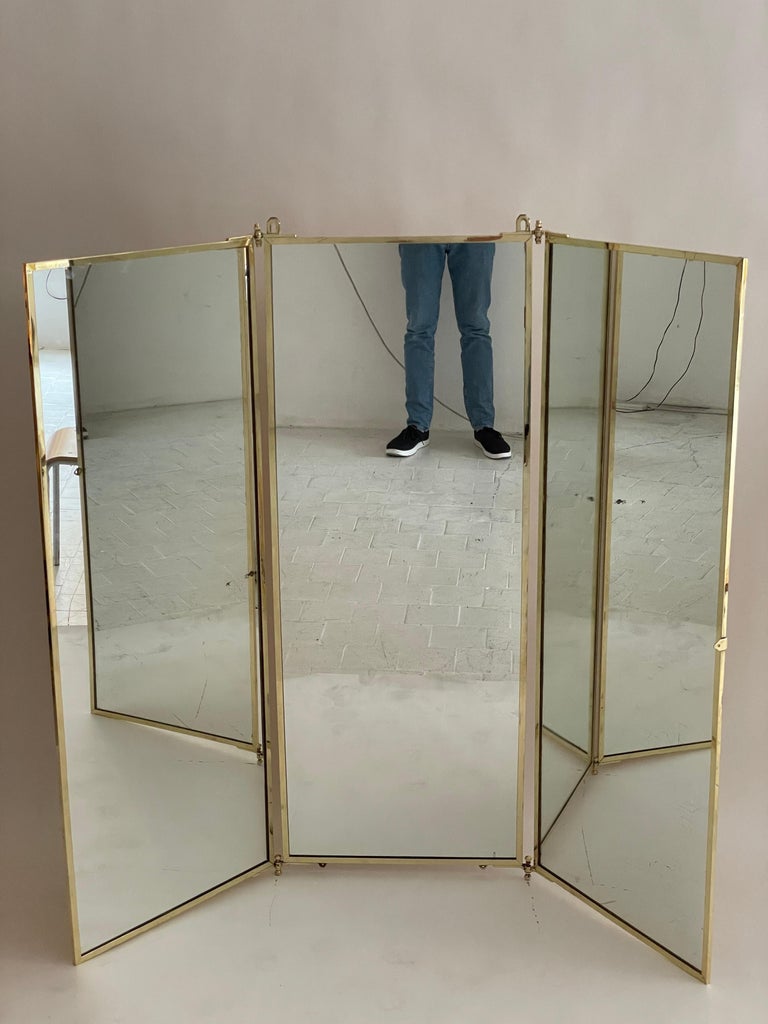 Grand miroir triptyque sur pied en laiton de la Maison Brot. Favori de YSL  ! En vente sur 1stDibs