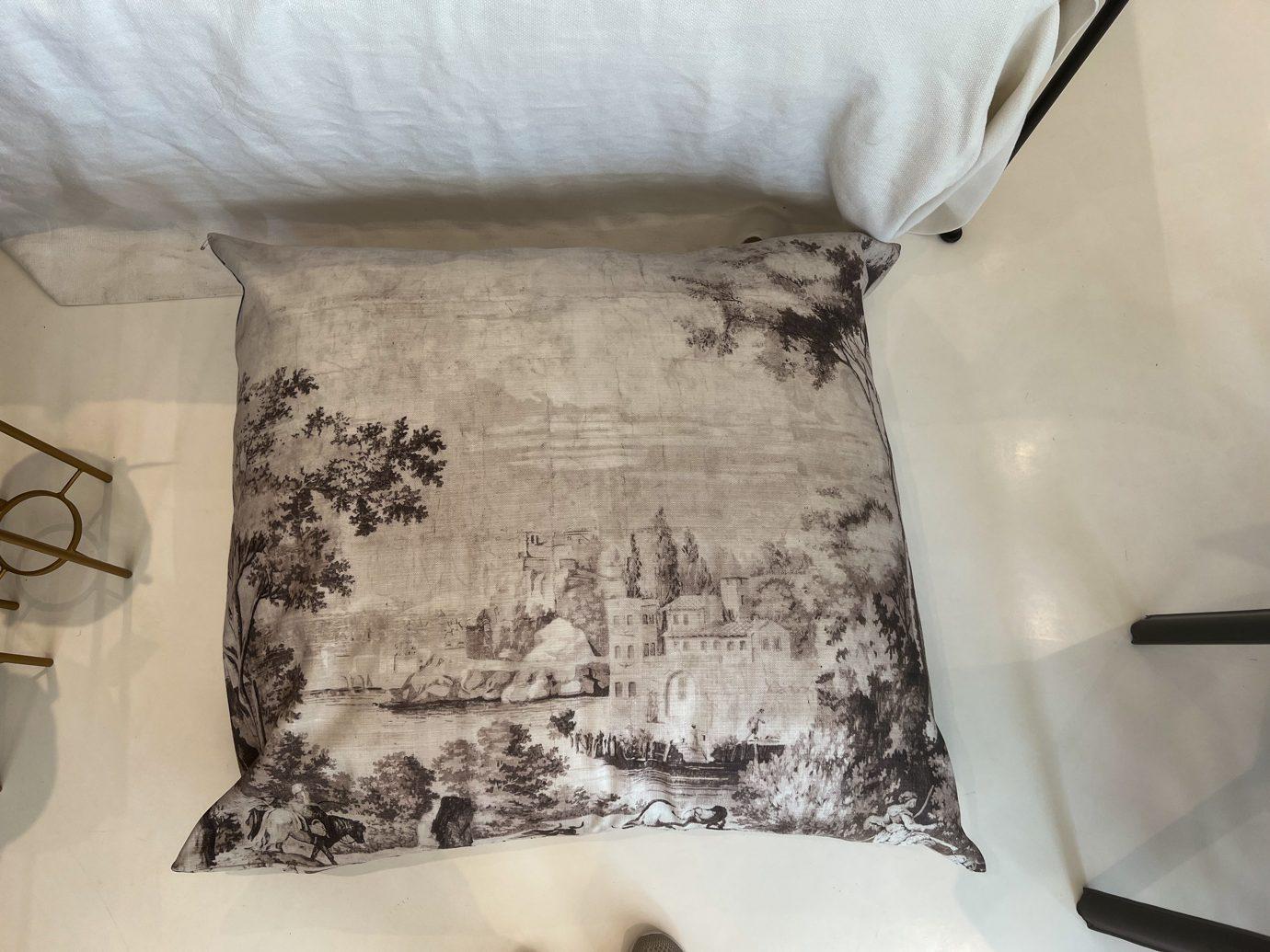 Maison Brunaille Dog Bed/Pillow, Large In Excellent Condition For Sale In New Orleans, LA