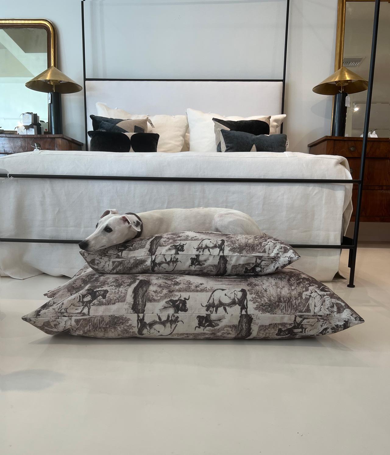XXIe siècle et contemporain Maison Brunaille Dog Bed/Pillow - Large en vente