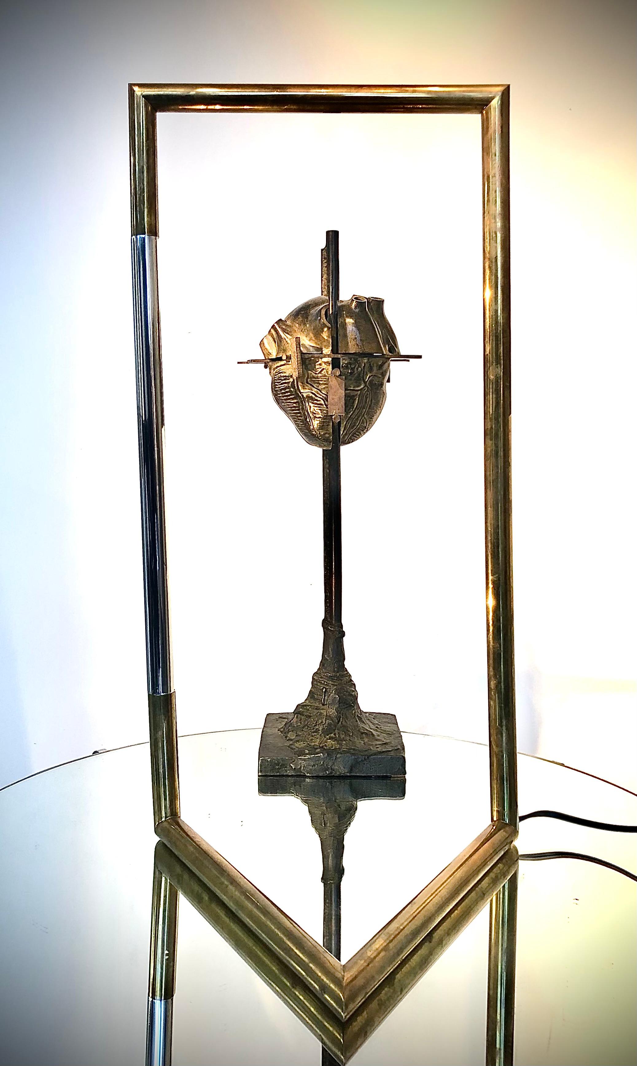 Maison Charles : Lampe de table sculpturale en laiton poli et métal chromé modèle  