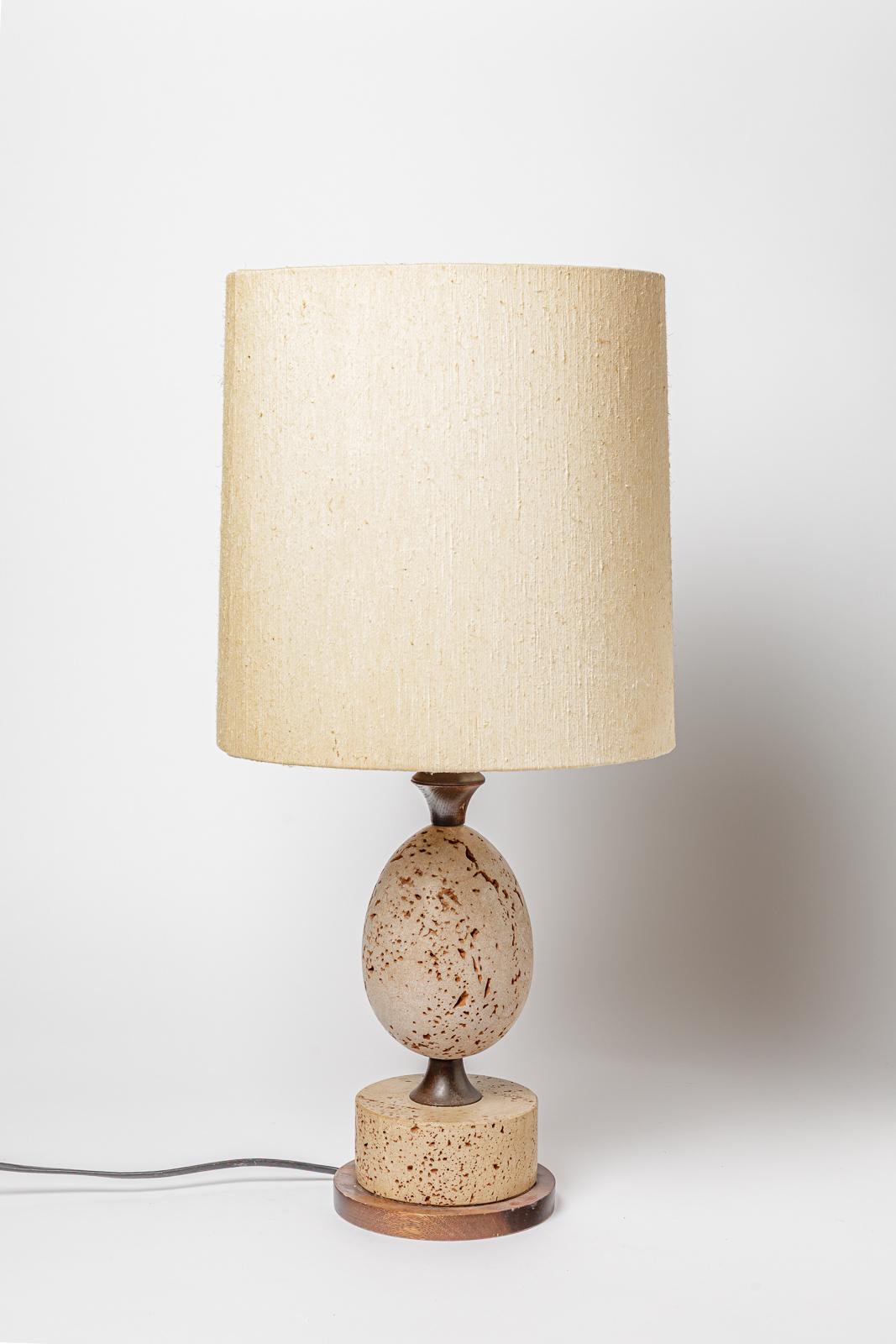 Maison Charles

Lampe de table en pierre design du 20e siècle

Vintage By en bon état

Création de pierres et de bois

Le système électrique est en bon état
L'abat-jour est en bon état vintage. 

Hauteur totale 66 cm

Lampe de table à pied
Hauteur