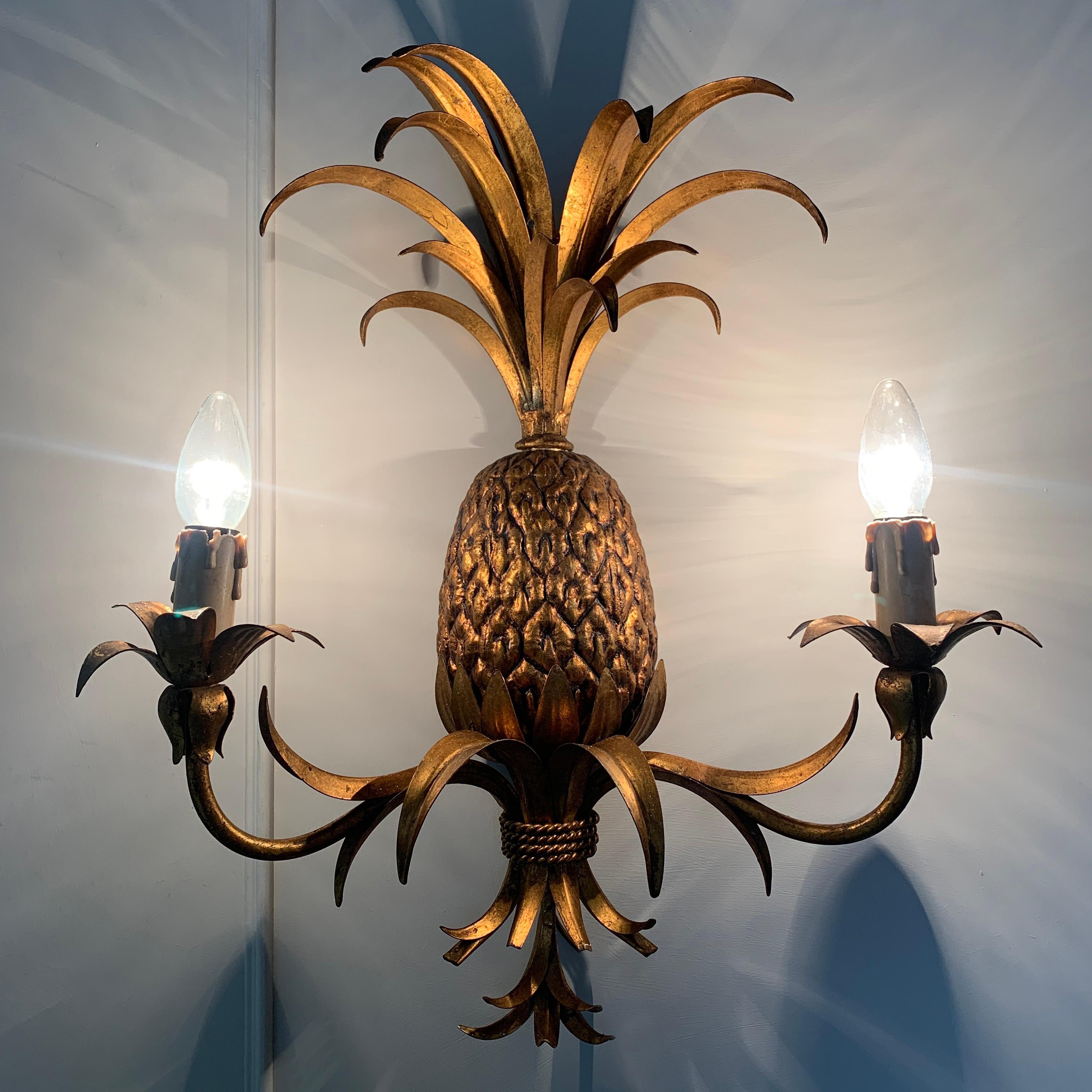 Maison Charles attributed gilt toleware pineapple wall light 
French, circa 1950s-1960s
The central pineapple is metal in solid gilt finish
The fronds are large and full also in the same gilt finish
The light has 2 bulb holders, taking standard E14