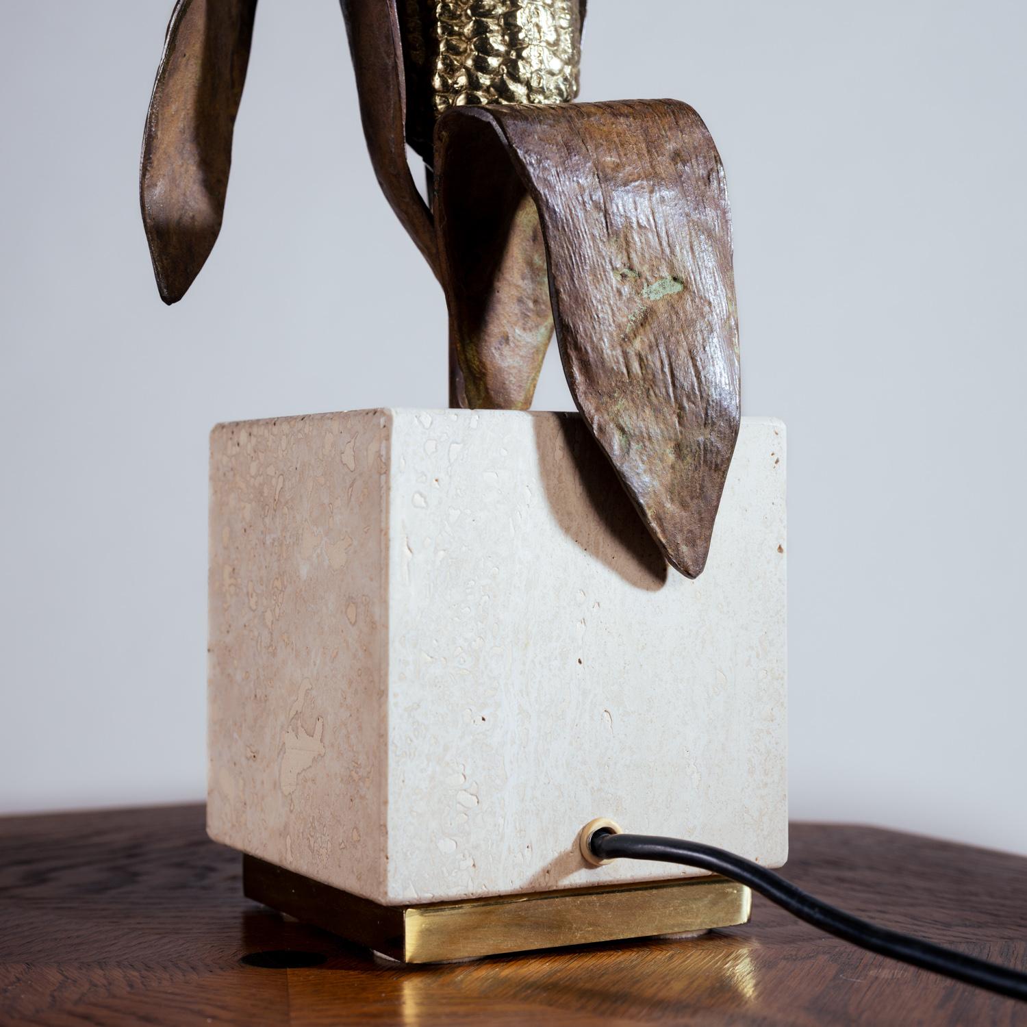 Maison Charles attr. Tischleuchte aus Messing, Bronze und Travertin, Frankreich, 1960er Jahre (Mitte des 20. Jahrhunderts) im Angebot