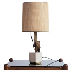 Maison Charles attr. Lampe de bureau en laiton, bronze et travertin, France, années 1960