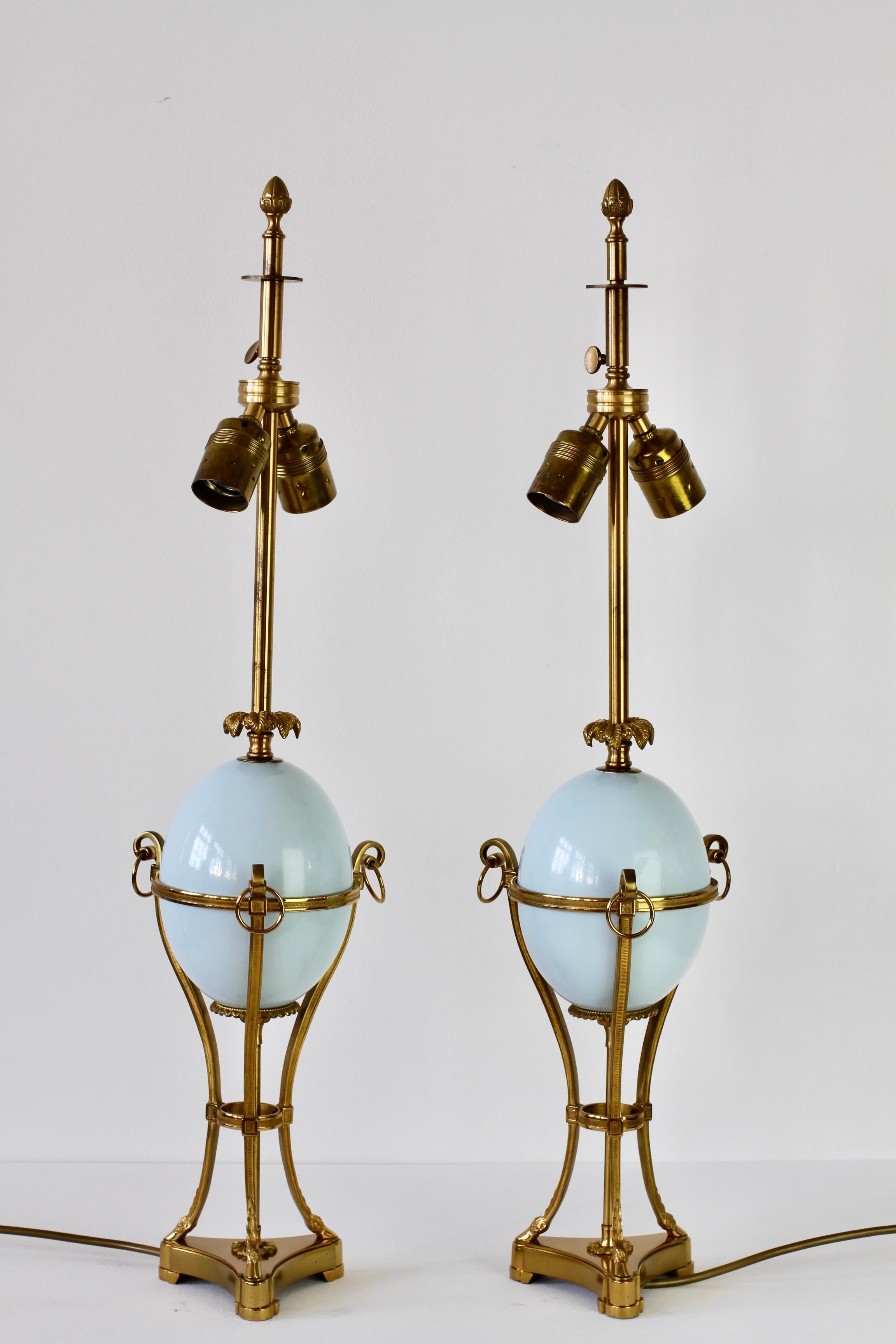 20ième siècle Maison Charles Paire de lampes de table françaises en laiton et œuf d'autruche attribuées en vente