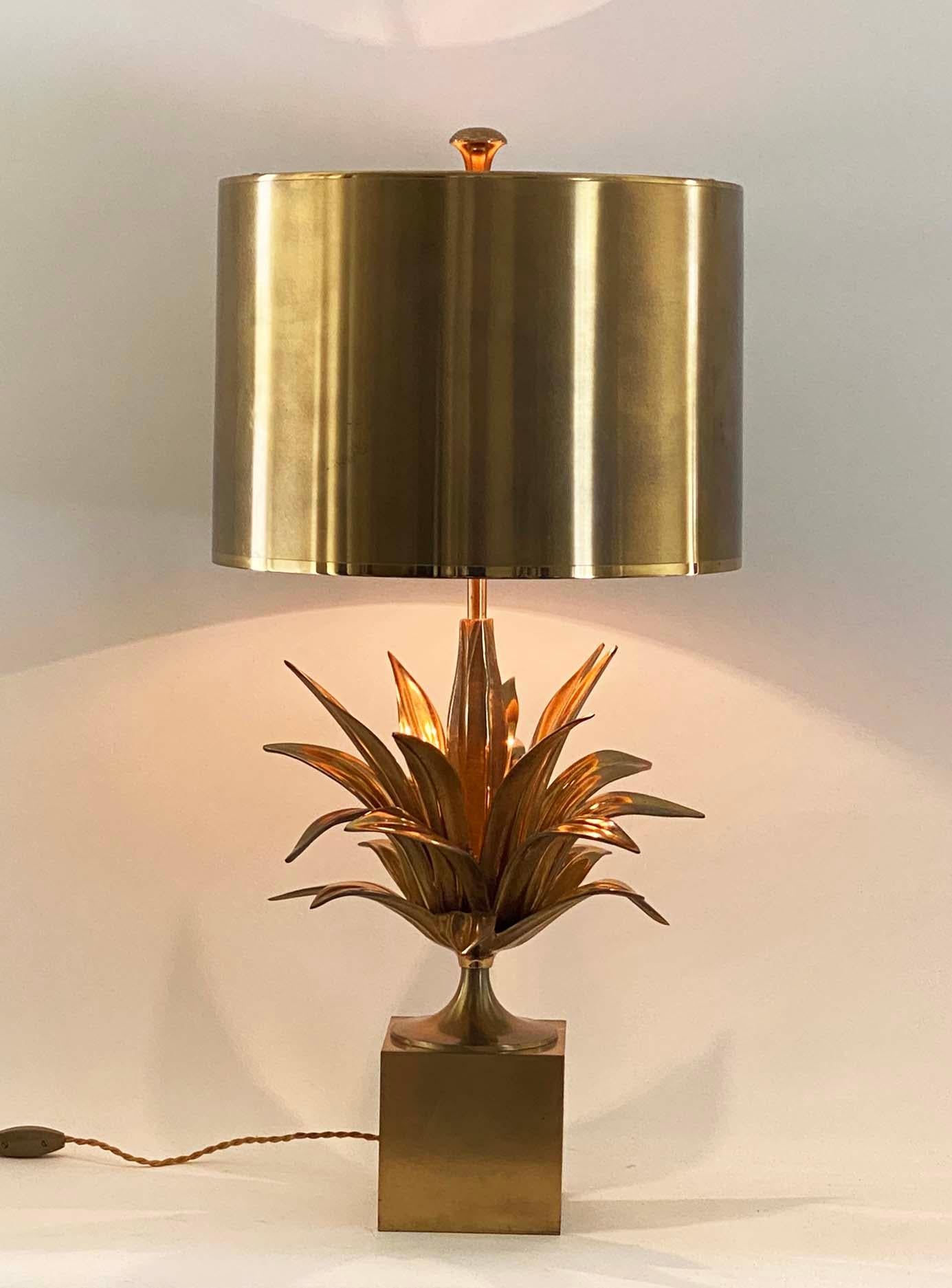 Este es un bello ejemplar de la lámpara Agave a Gorge de Maison Charles. Totalmente original, incluida la pantalla y el remate, el estado general es muy bueno. El latón y el bronce han adquirido una rica pátina ambarina. No hay abolladuras en la