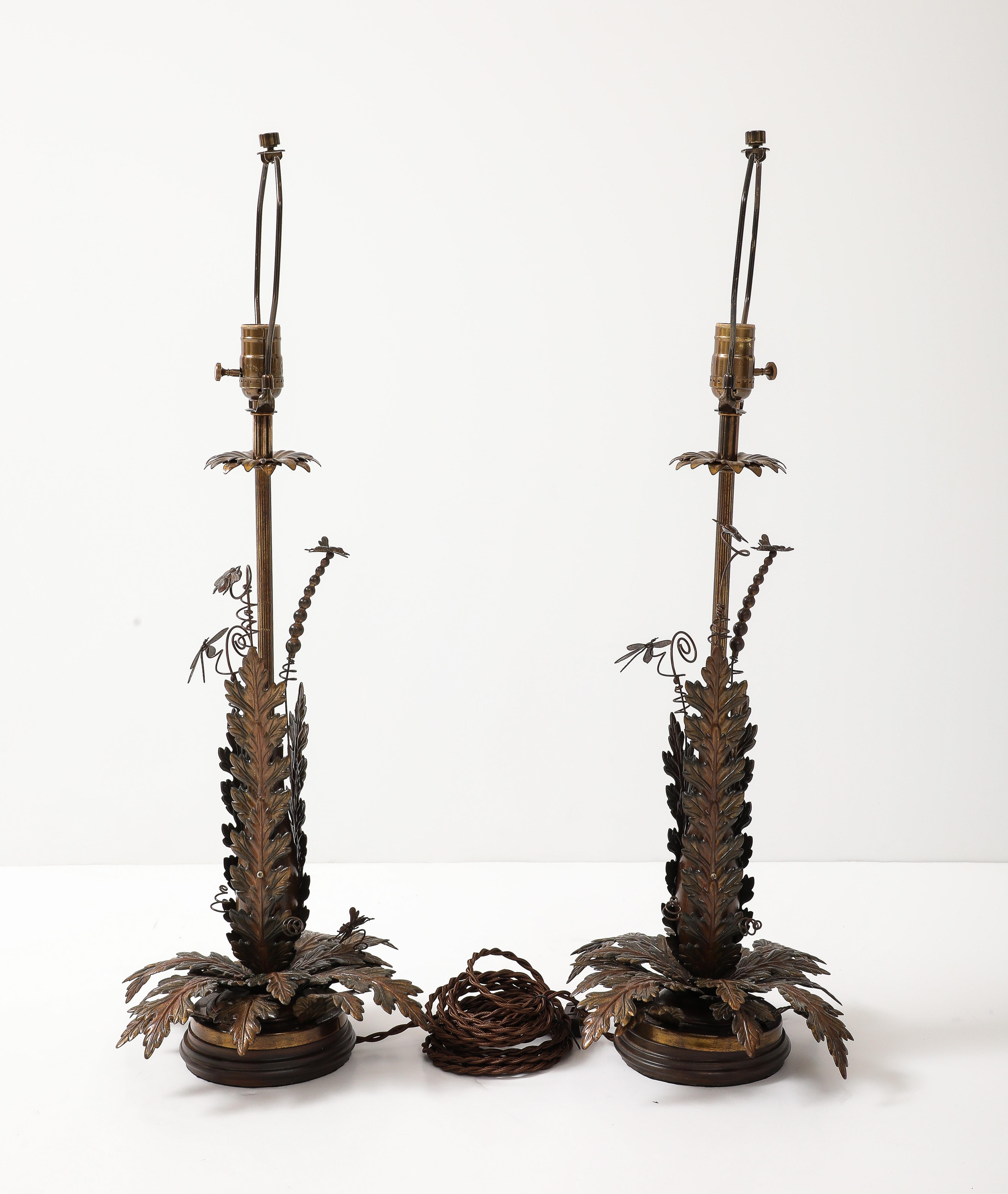 Paire de lampes à pied en laiton vieilli représentant des fougères, des libellules et des scarabées stylisés. Les lampes ont été professionnellement recâblées avec de nouvelles douilles, fiches et cordes en tissu torsadé. Ampoules de 100W max.