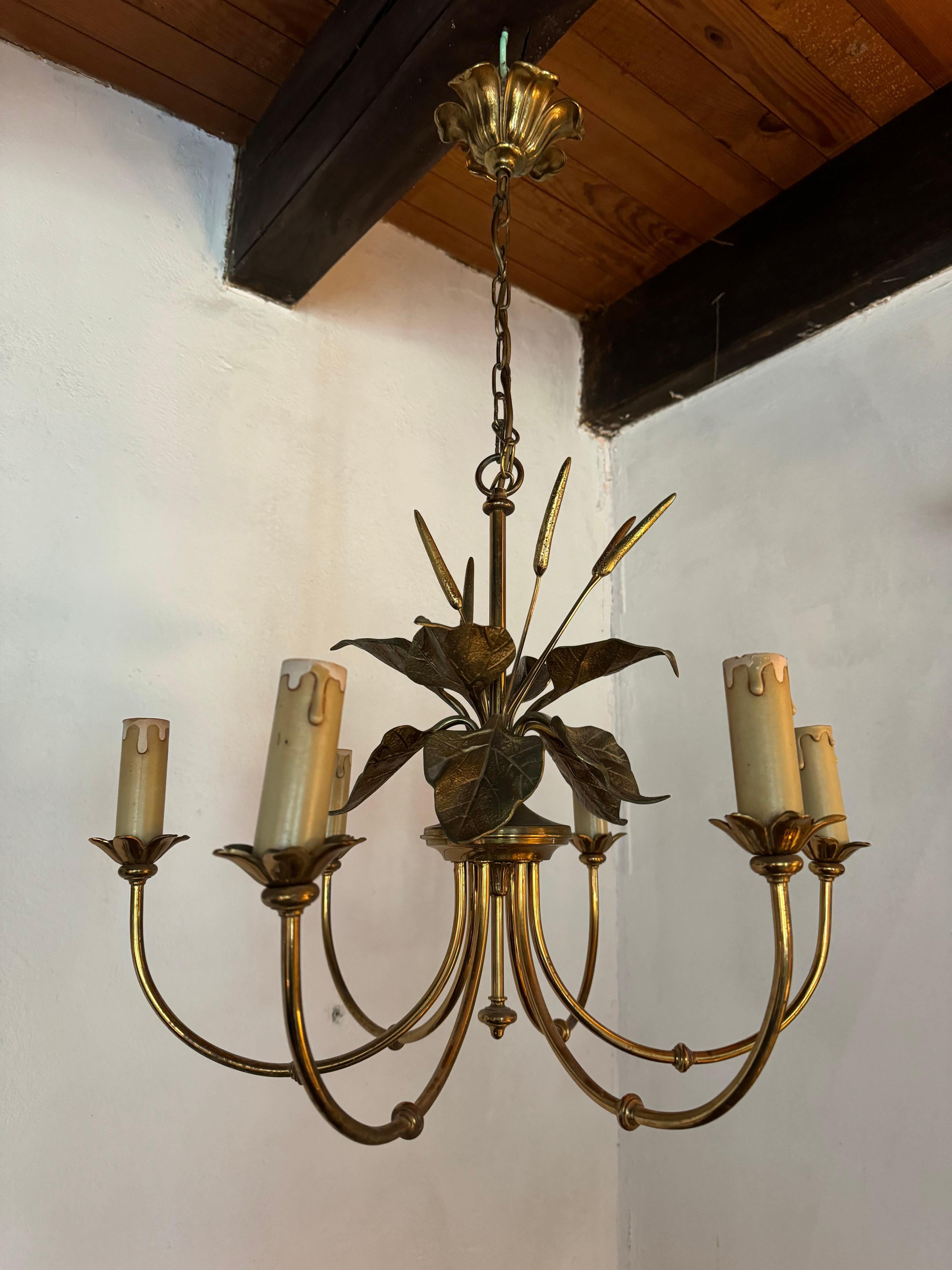 Lampadario francese a 6 braccia in metallo bronzato degli anni '70 attribuito a Maison Charles. Una qualità favolosa, molto elegante, che si adatta alla maggior parte degli interni. 