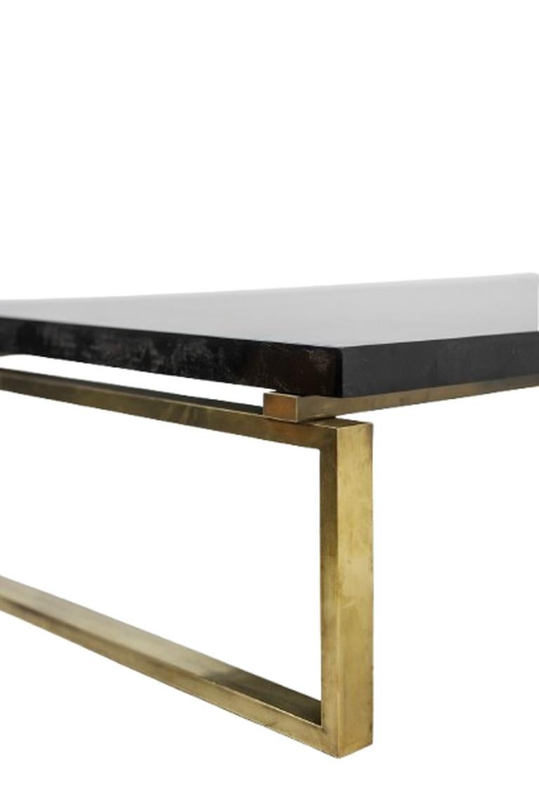 Français Maison Charles. Table basse en bronze avec plateau laqué. Circa 1970. en vente