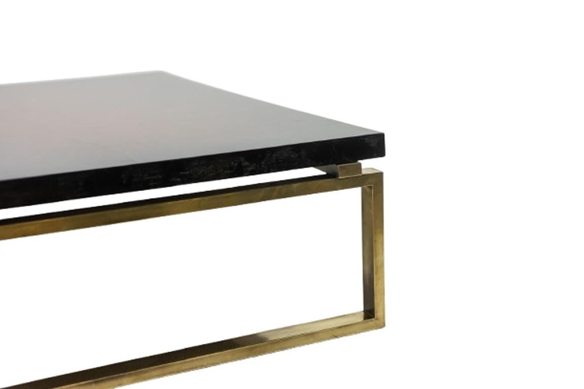 Maison Charles. Table basse en bronze avec plateau laqué. Circa 1970. Bon état - En vente à Saint-Ouen, FR