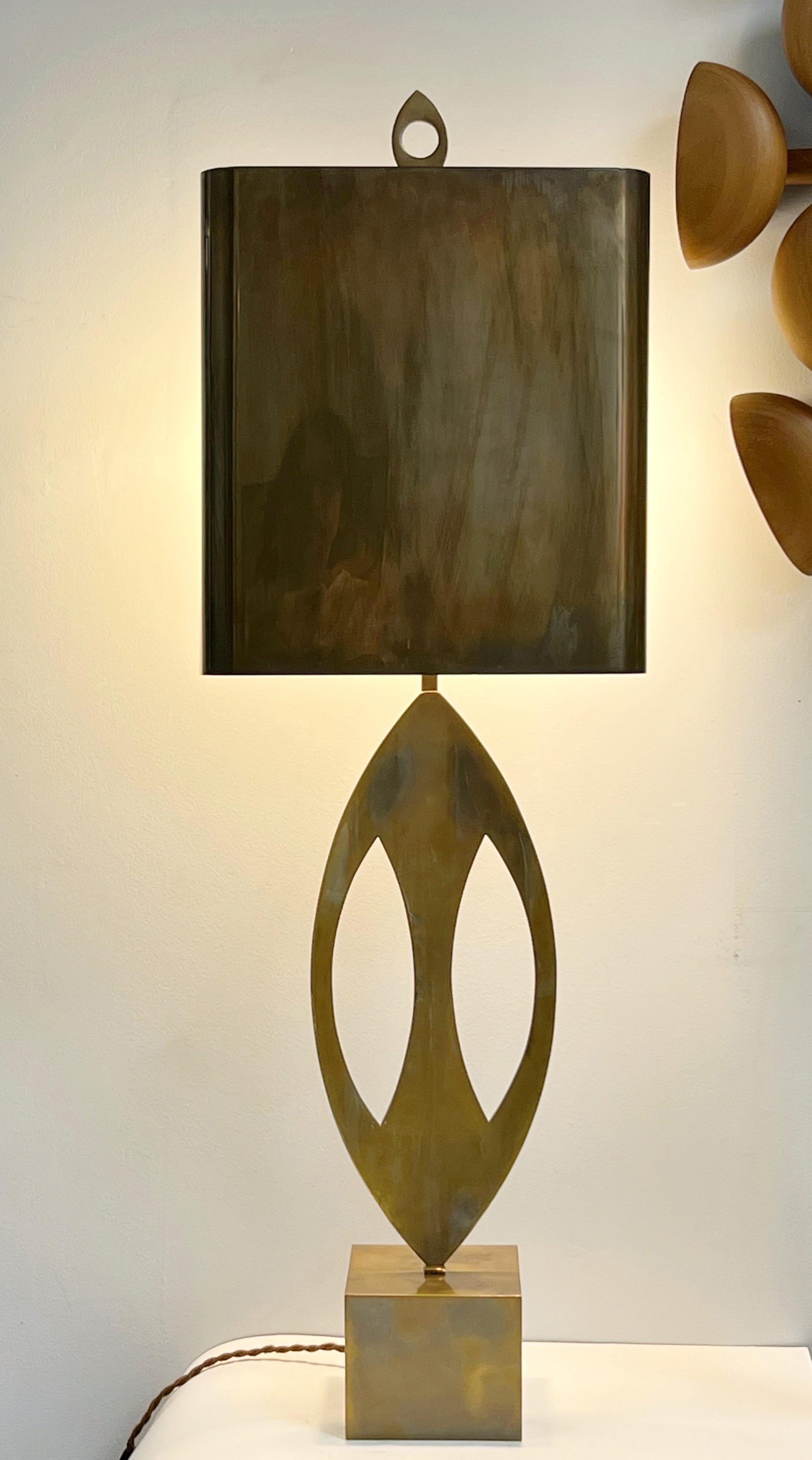 Lampes de table bouclier bronze de la Maison Charles Bon état - En vente à Miami, FL