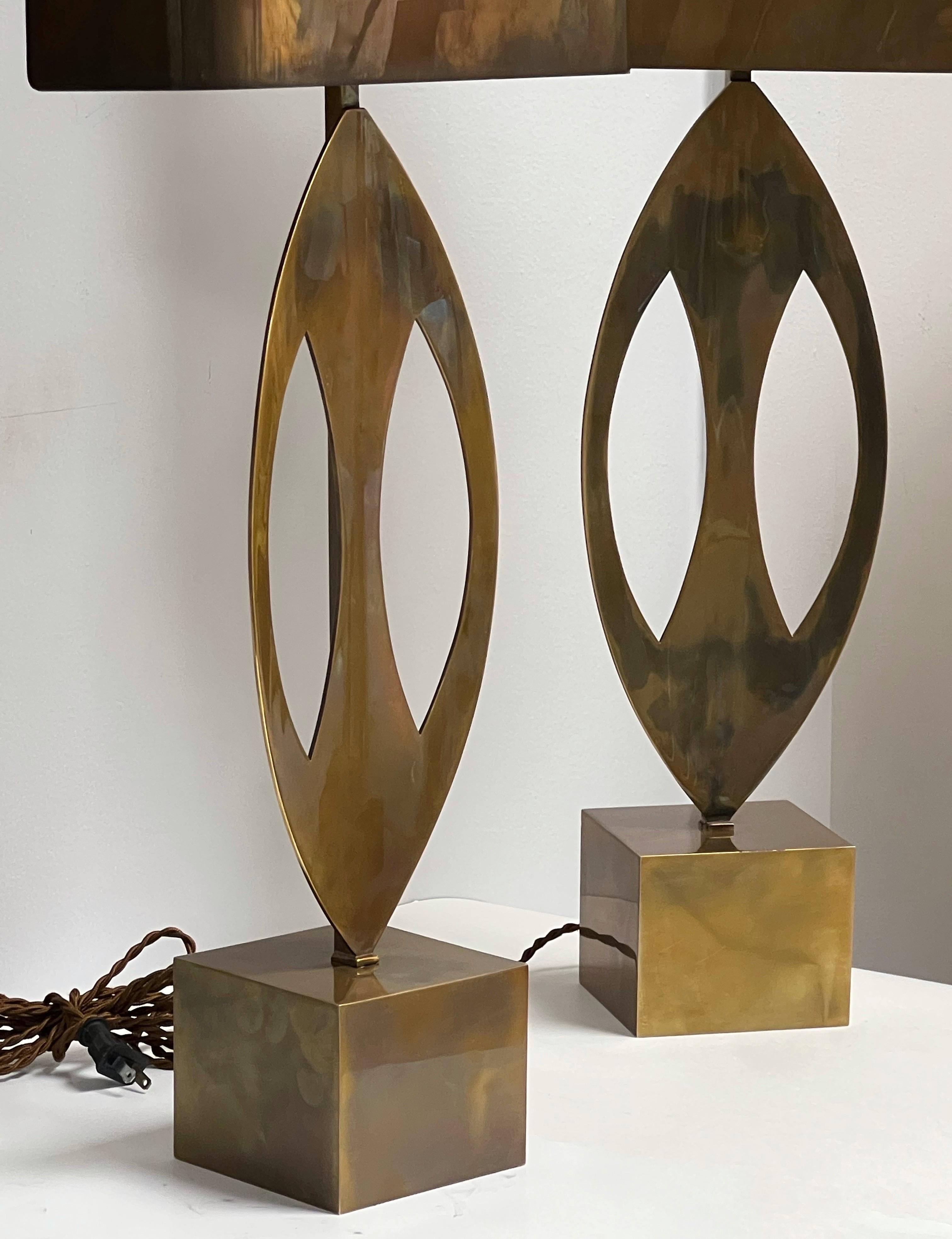 Bronze Lampes de table bouclier bronze de la Maison Charles en vente