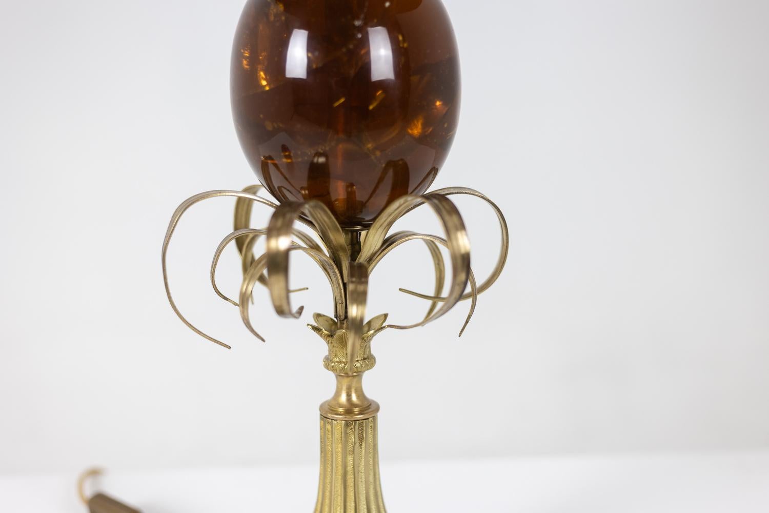 Maison Charles.

“Egg” lamp in amber and patinated bronze fractal resin, with its sheet metal lampshade with 2 patinas.

French work realized circa 1970.

Dimensions: H 82 x D 40.5 cm

Reference: LS6366908Y