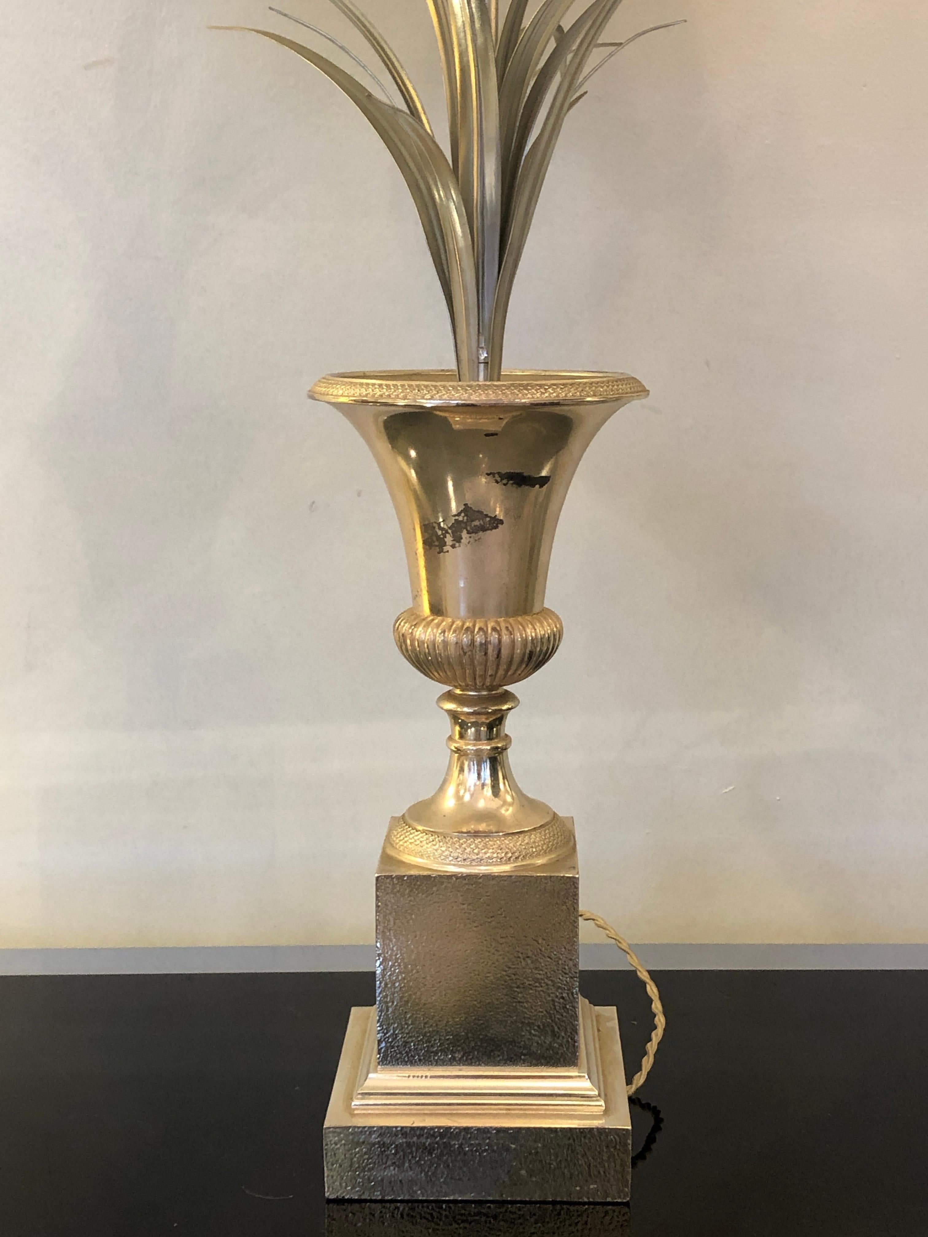 Français Maison Charles et Fils lampe de bureau vase à fleurs en métal argenté en vente