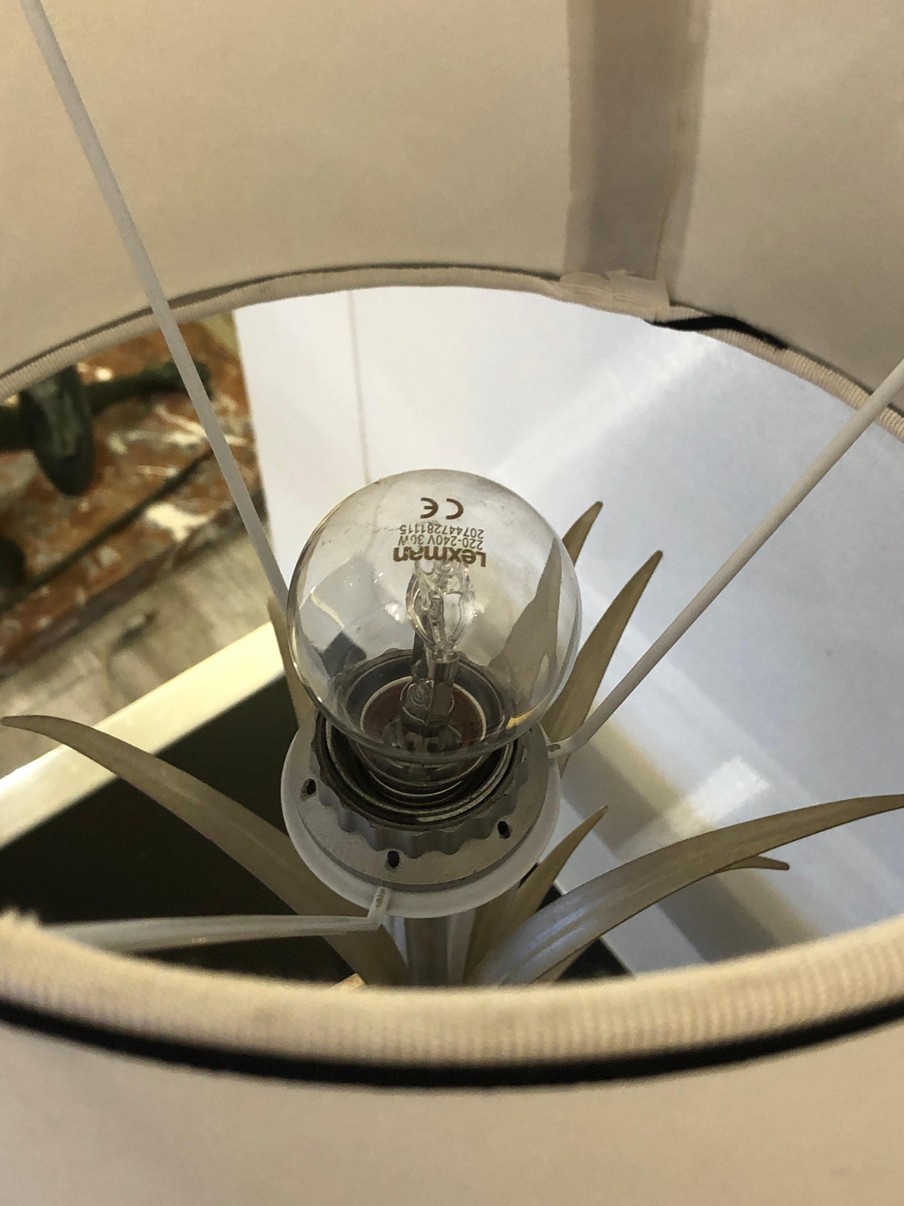 20ième siècle Maison Charles et Fils lampe de bureau vase à fleurs en métal argenté en vente