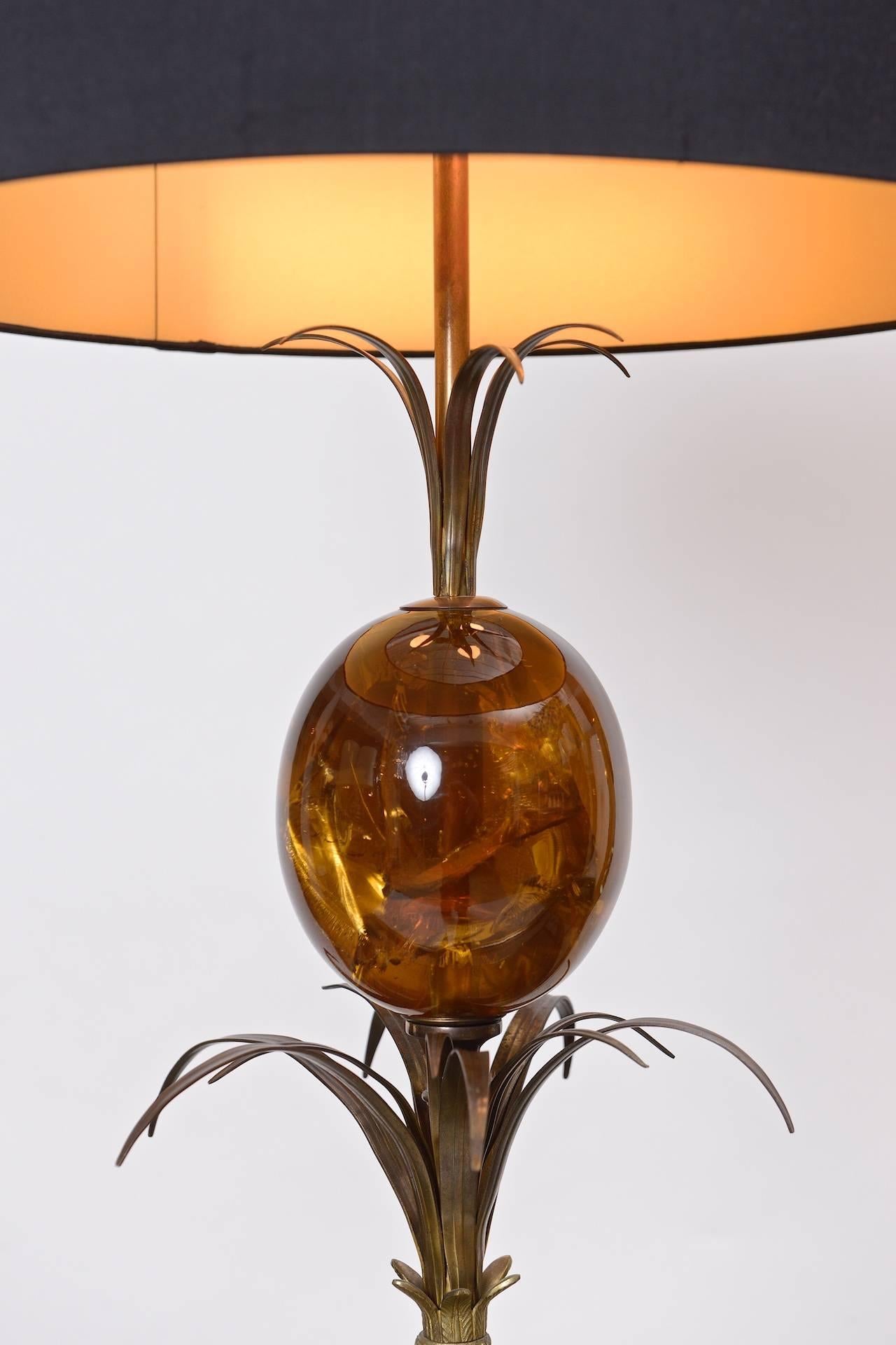 Maison Charles lamp, signed.

Brass, fractured amber resin, fabric shade

Black and gold shade.