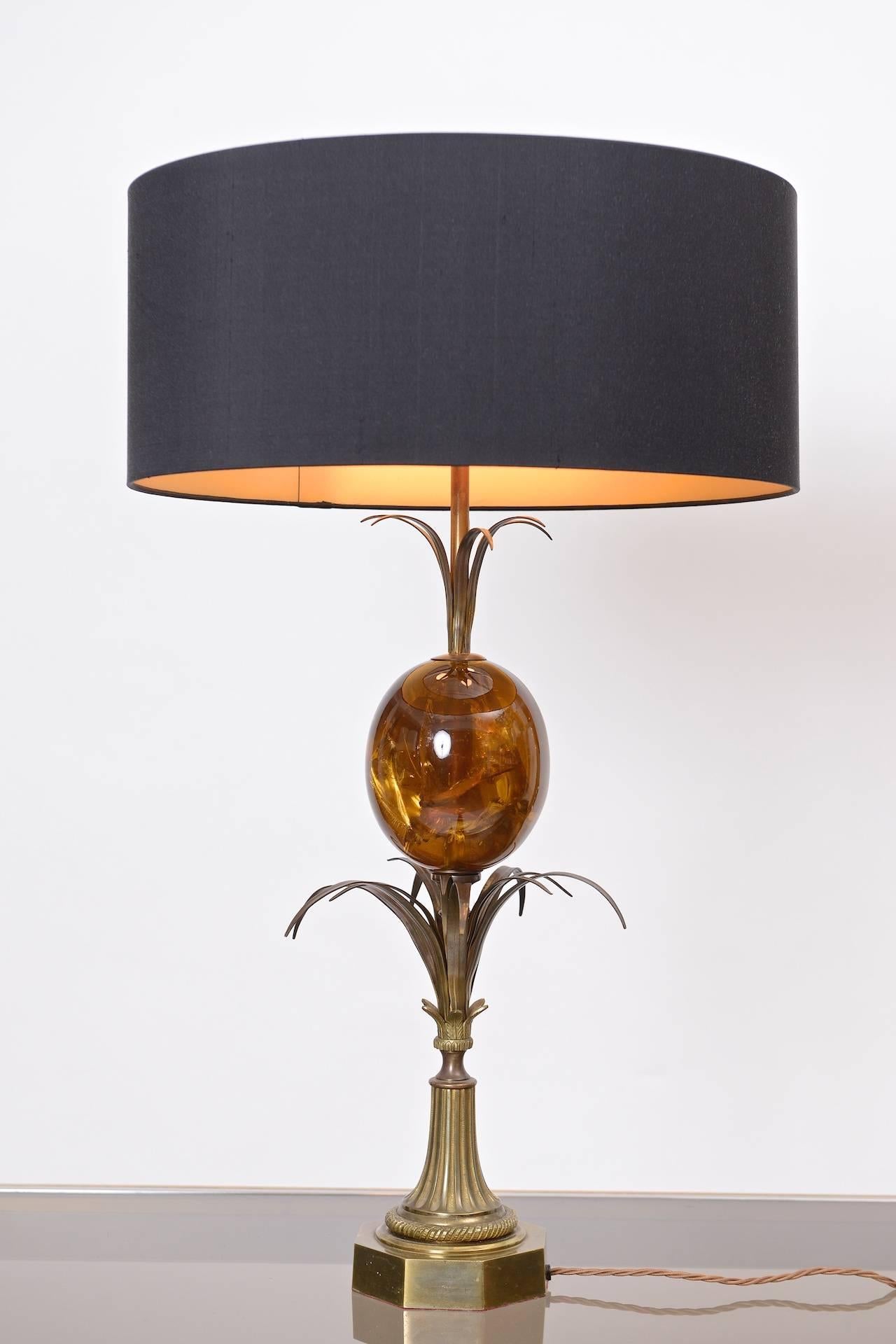 Hollywood Regency Maison Charles Fractured Resin Ostrich Egg Table Lamp, France, circa 1970