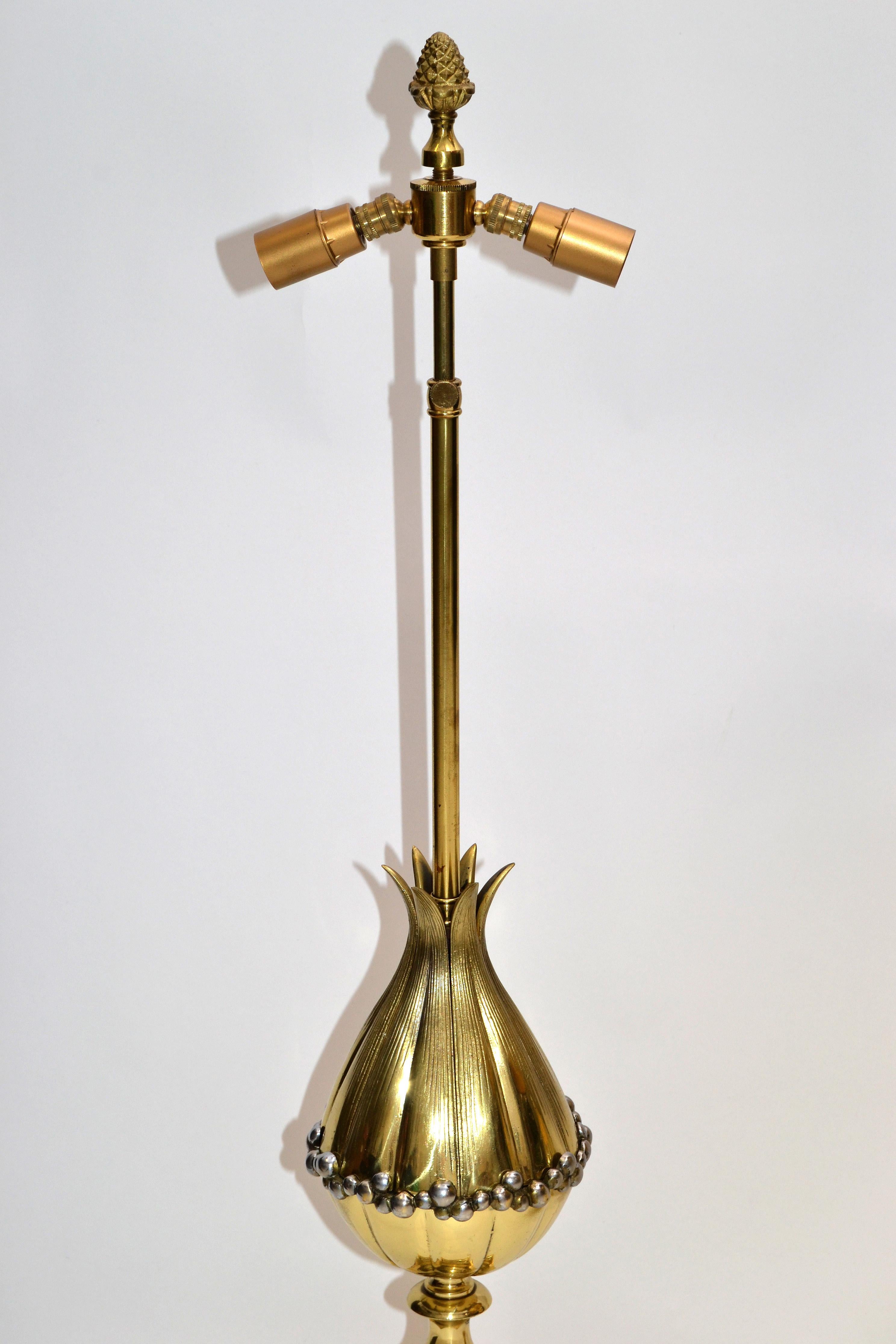 Paire de lampes de bureau Art Déco lotus en bronze noir et or de la Maison Charles French en vente 3