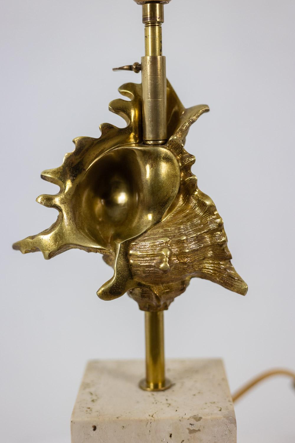 Maison Charles. Lámpara de concha de bronce dorado. Francia, años 70. Bronce en venta