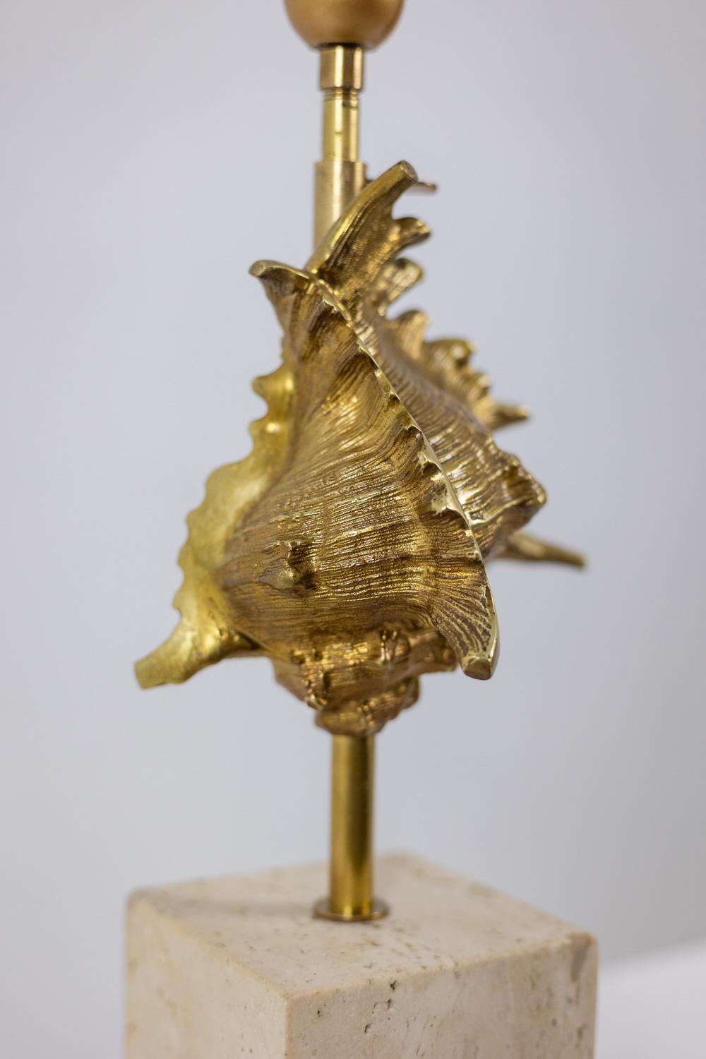Maison Charles. Lámpara de concha de bronce dorado. Francia, años 70. en venta 1