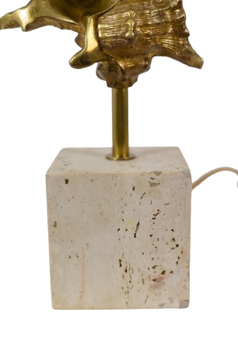 Maison Charles. Lámpara de concha de bronce dorado. Francia, años 70. en venta 2