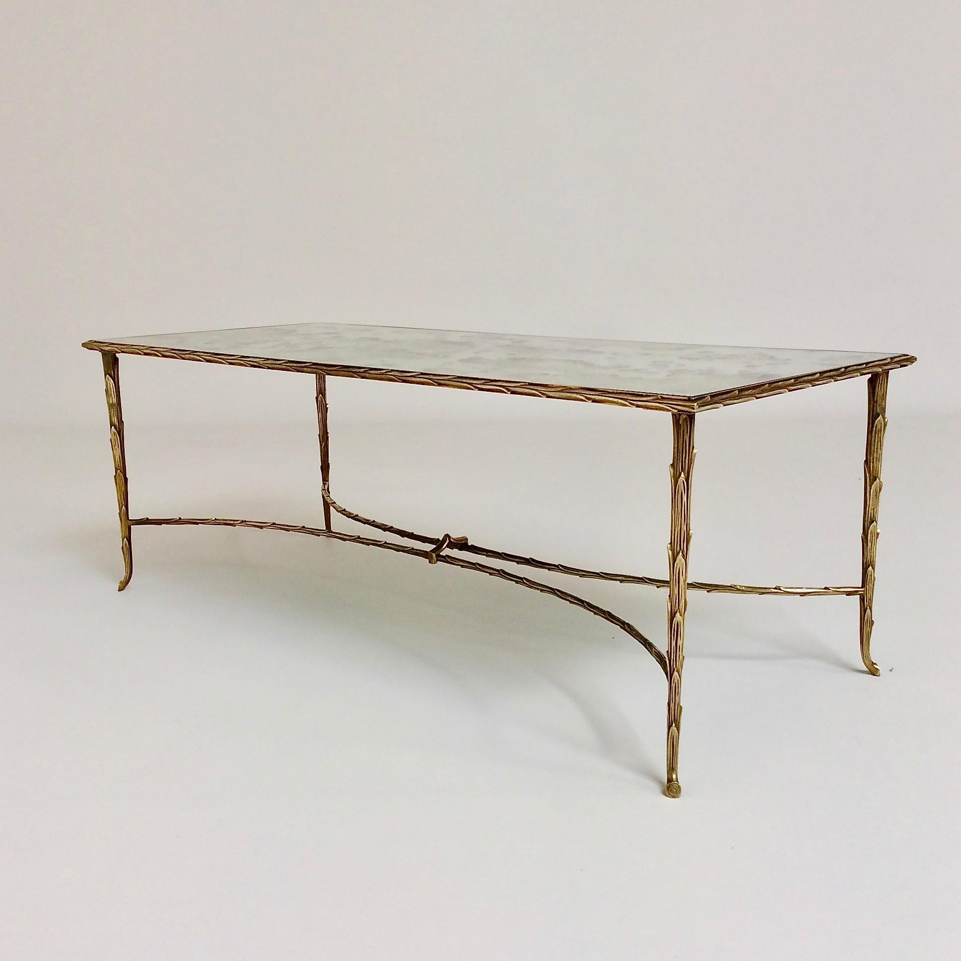 Maison Charles Vergoldete Bronze Couchtisch, um 1950, Frankreich (Moderne der Mitte des Jahrhunderts) im Angebot