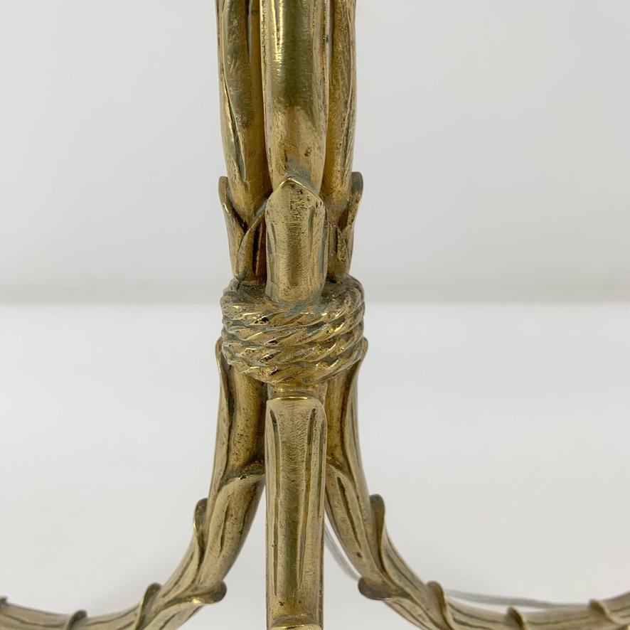 Lampada da terra in bronzo dorato Maison Charles, 1950 circa, Francia. in vendita 3