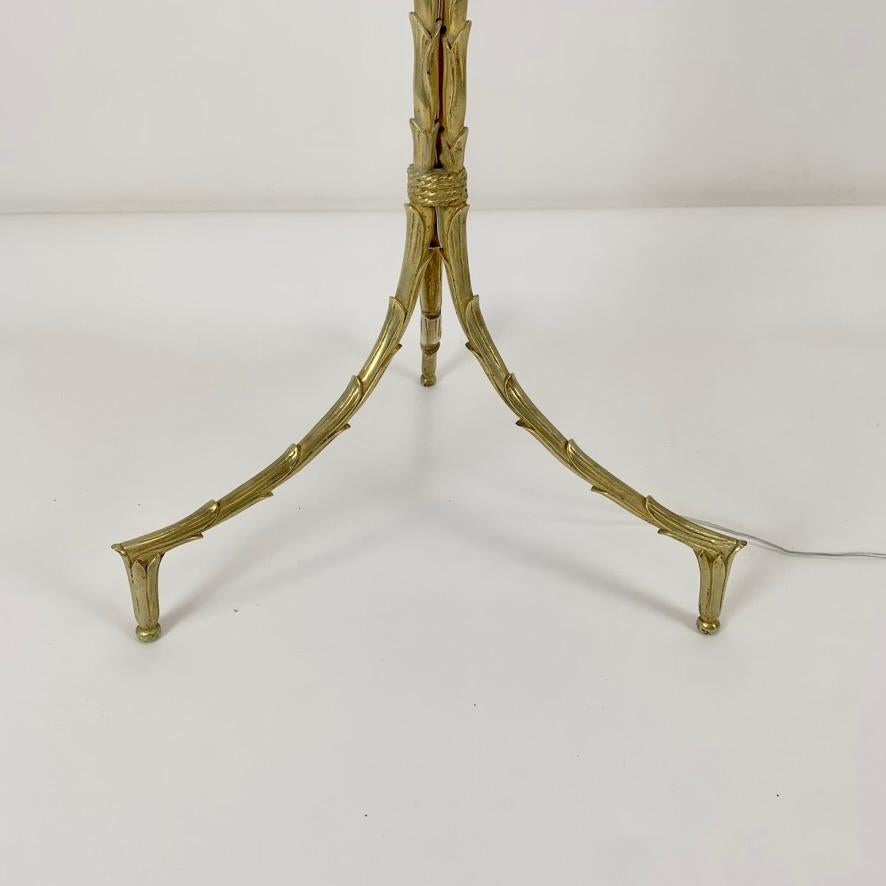 Lampada da terra in bronzo dorato Maison Charles, 1950 circa, Francia. in vendita 5