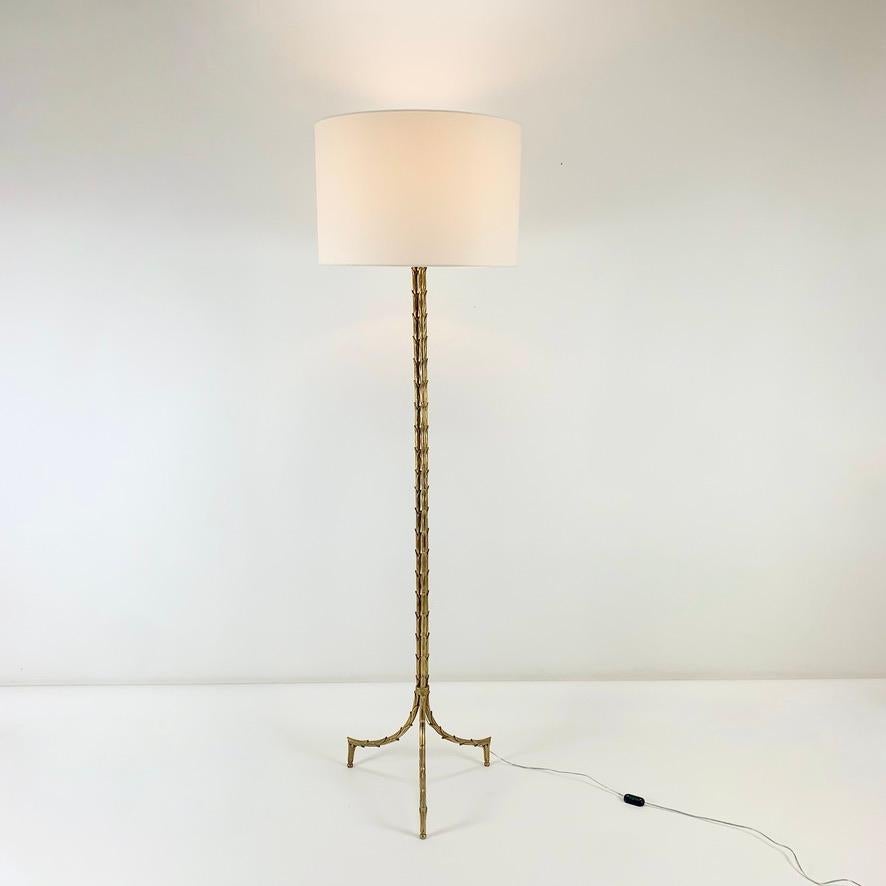 Lampada da terra in bronzo dorato Maison Charles, 1950 circa, Francia. in vendita 8