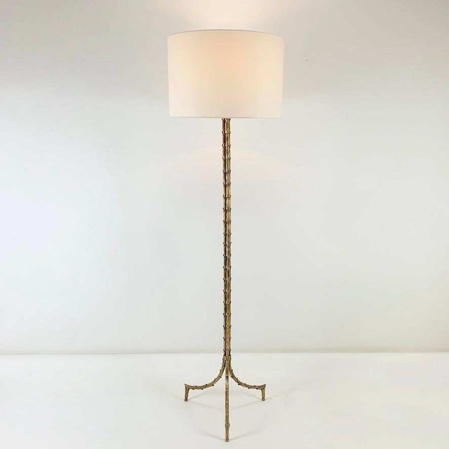 Bellissima lampada da terra a treppiede in bronzo dorato di Maison Charles, circa 1950, Francia.
Motivo della palma in bronzo di alta qualità.
Paralume in tessuto avorio nuovo.
Una lampadina E27.
Dimensioni: 175 cm H., diametro 50 cm.
Tutti gli
