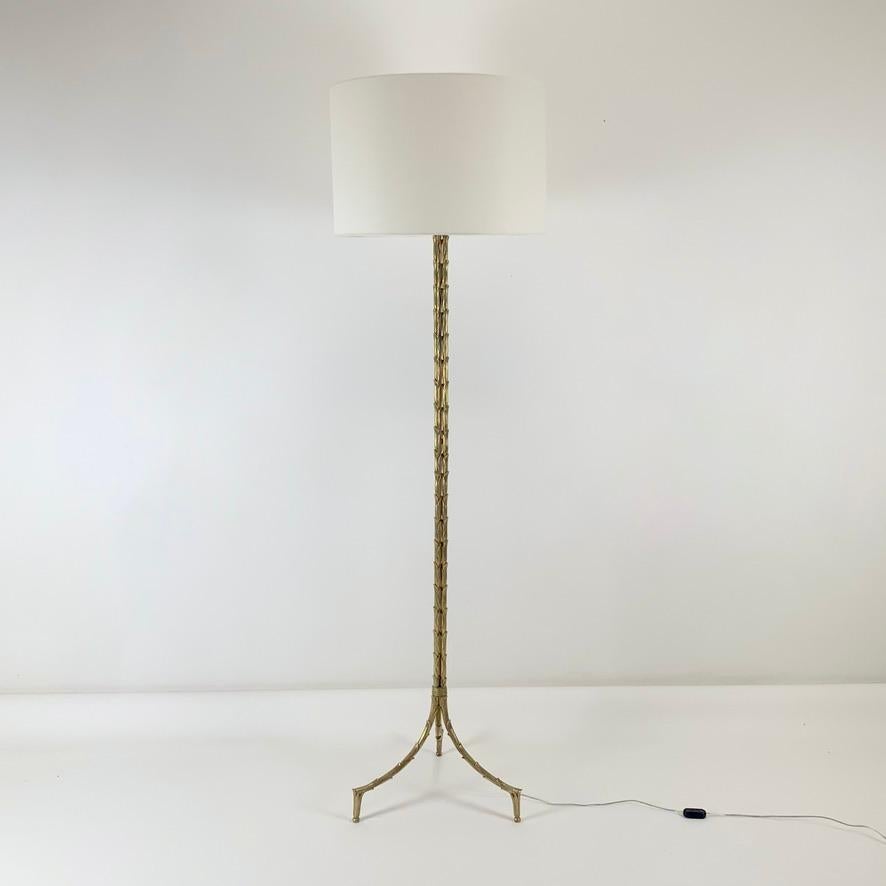Mid-Century moderno Lampada da terra in bronzo dorato Maison Charles, 1950 circa, Francia. in vendita