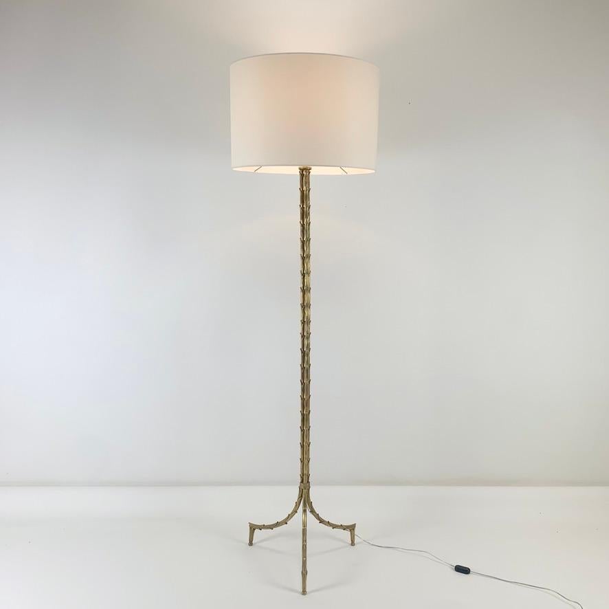 Francese Lampada da terra in bronzo dorato Maison Charles, 1950 circa, Francia. in vendita