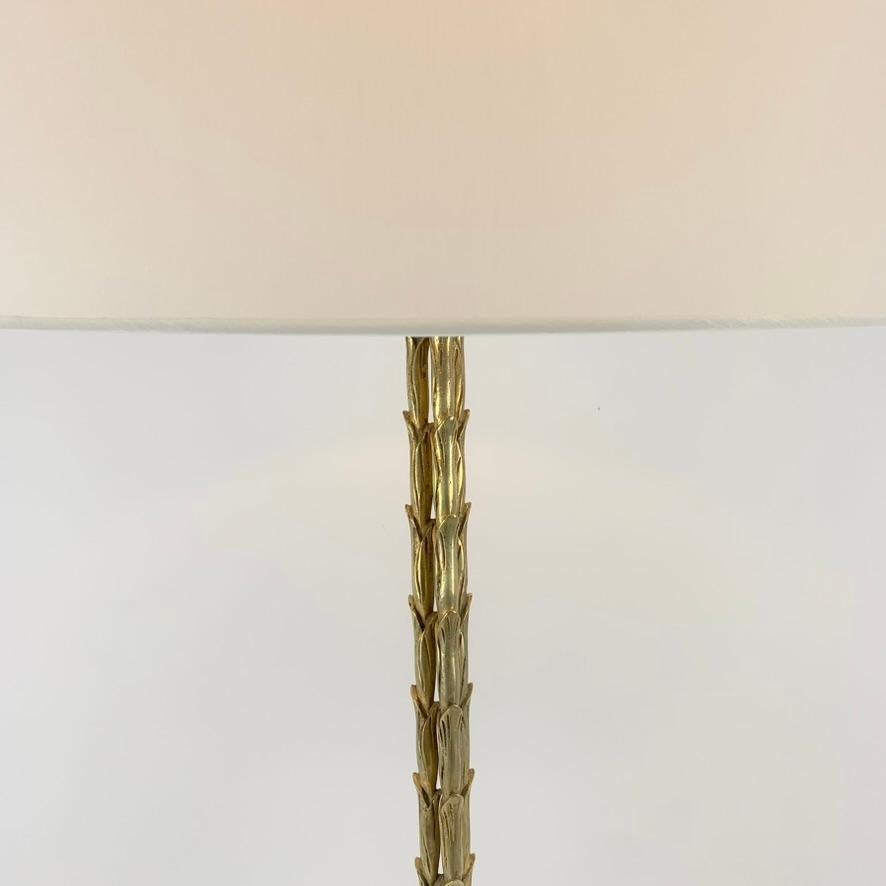 Lampada da terra in bronzo dorato Maison Charles, 1950 circa, Francia. In condizioni buone in vendita a Brussels, BE