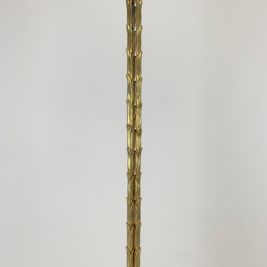 Metà XX secolo Lampada da terra in bronzo dorato Maison Charles, 1950 circa, Francia. in vendita