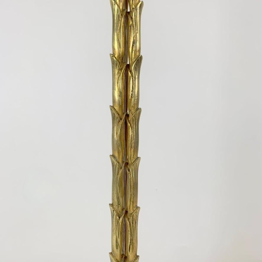 Bronzo Lampada da terra in bronzo dorato Maison Charles, 1950 circa, Francia. in vendita