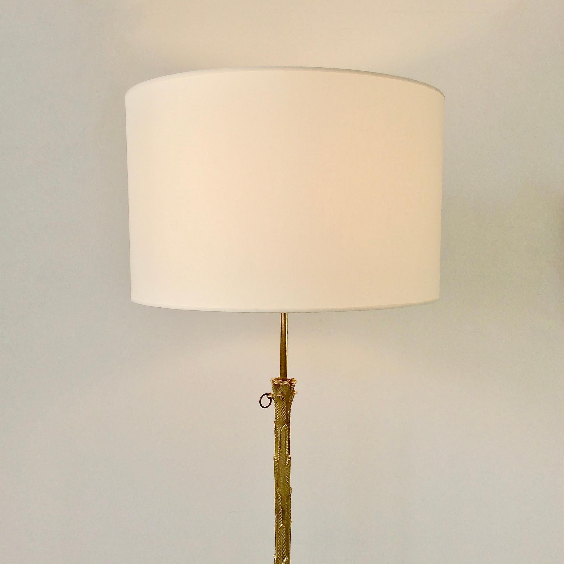 Maison Charles adjustable floor lamp, circa 1960, France.
Gilt bronze foliage decor, brass, new ivory fabric shade.
Adjustable height, rewired.
One E27 bulb of 60W.
Dimensions: 165 cm height, diameter of the shade: 47 cm.
Nice quality, in good