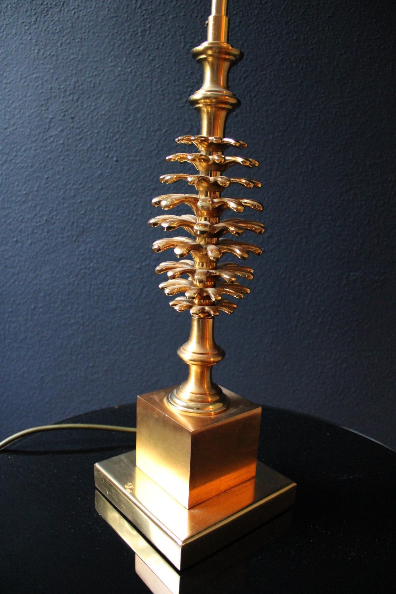 Maison Charles Gilt Pinecone Table Lamp Hollywood Regency, France, 1960s In Good Condition For Sale In Cork, IE