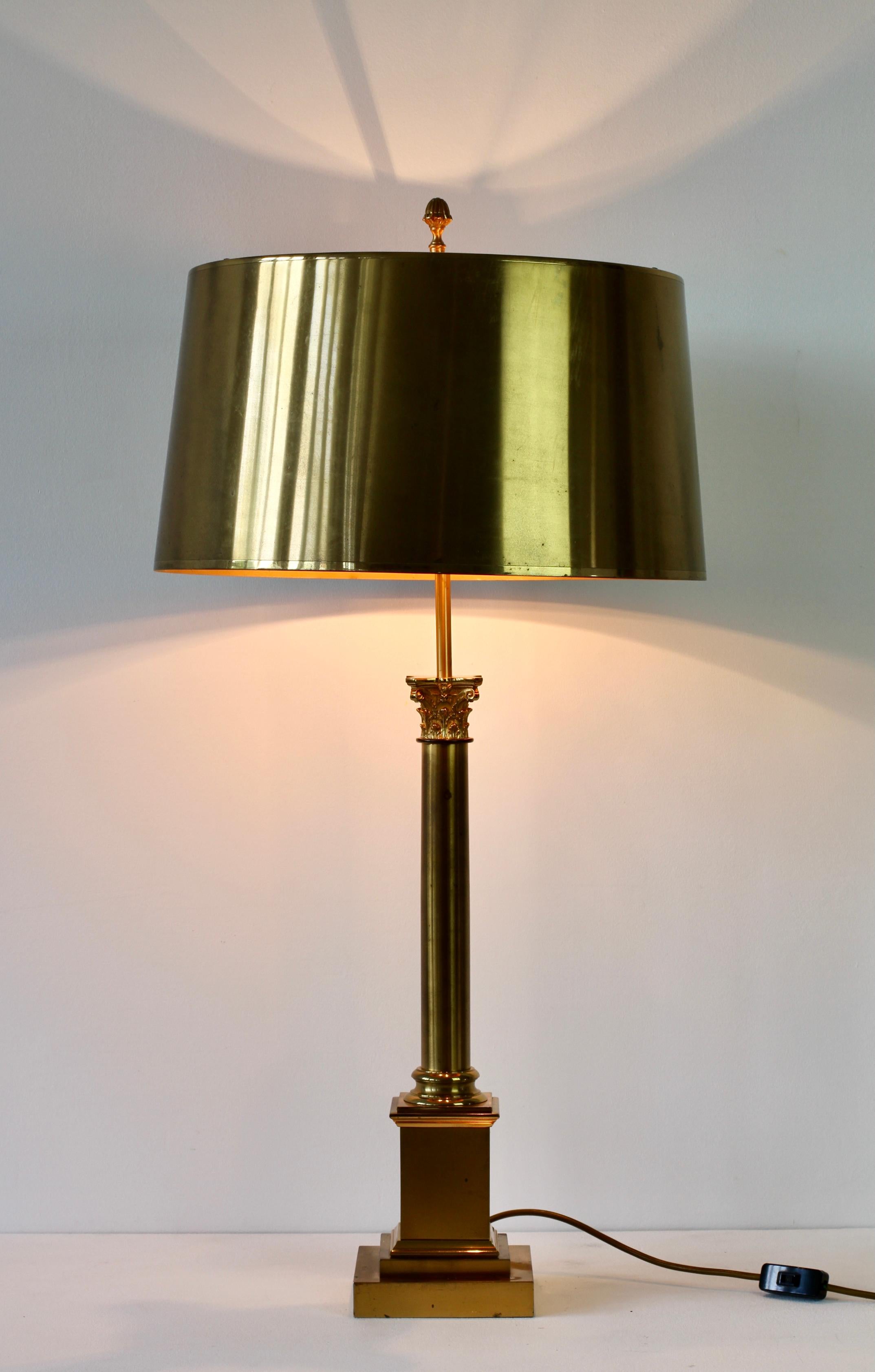 Brossé Grande lampe de bureau corinthienne « colonne corinthienne » en laiton de la Maison Charles, France, vers 1970 en vente