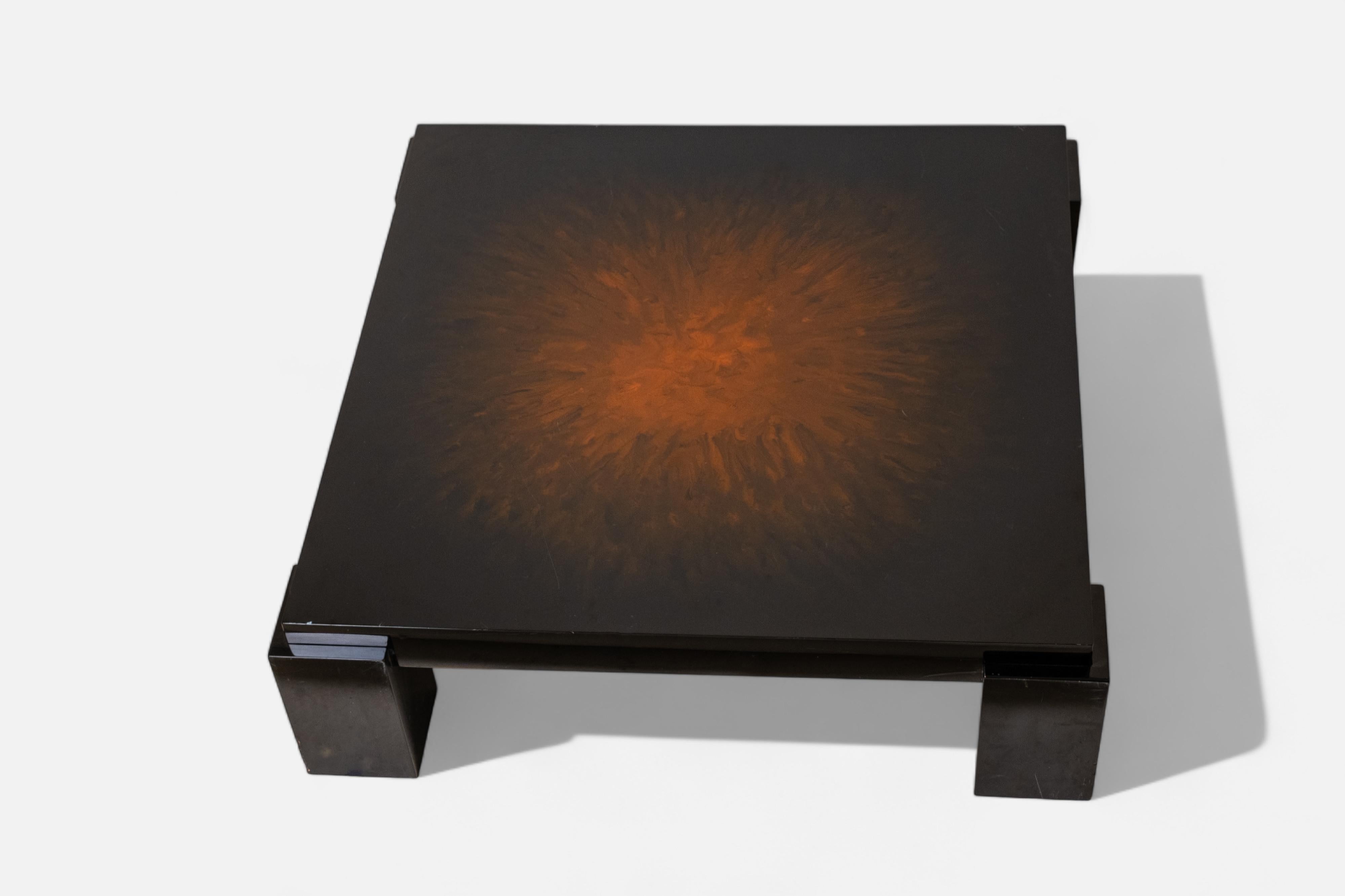 Mesa de centro lacada de mediados de siglo Maison Charles, con un llamativo diseño de rayos de sol en la superficie de la mesa. La mesa se apoya en patas de madera lacada en negro. No se aprecia ninguna firma.

Medidas: 30,5 x 104,1 x 104,1 cm (12 x