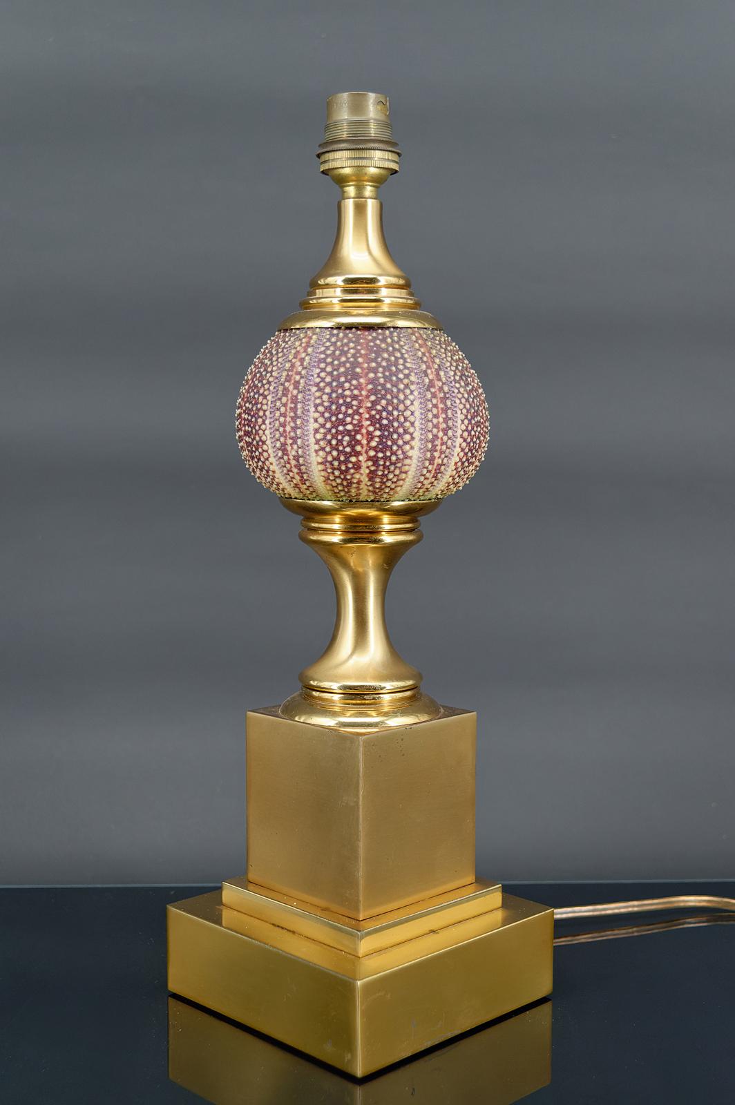 Maison Charles lamp, pink sea urchin and gilded bronze.

Hollywood Regency.

France, Circa 1960

In good condition, electricity OK.

Dimensions:
height 38 cm
diameter 12 cm