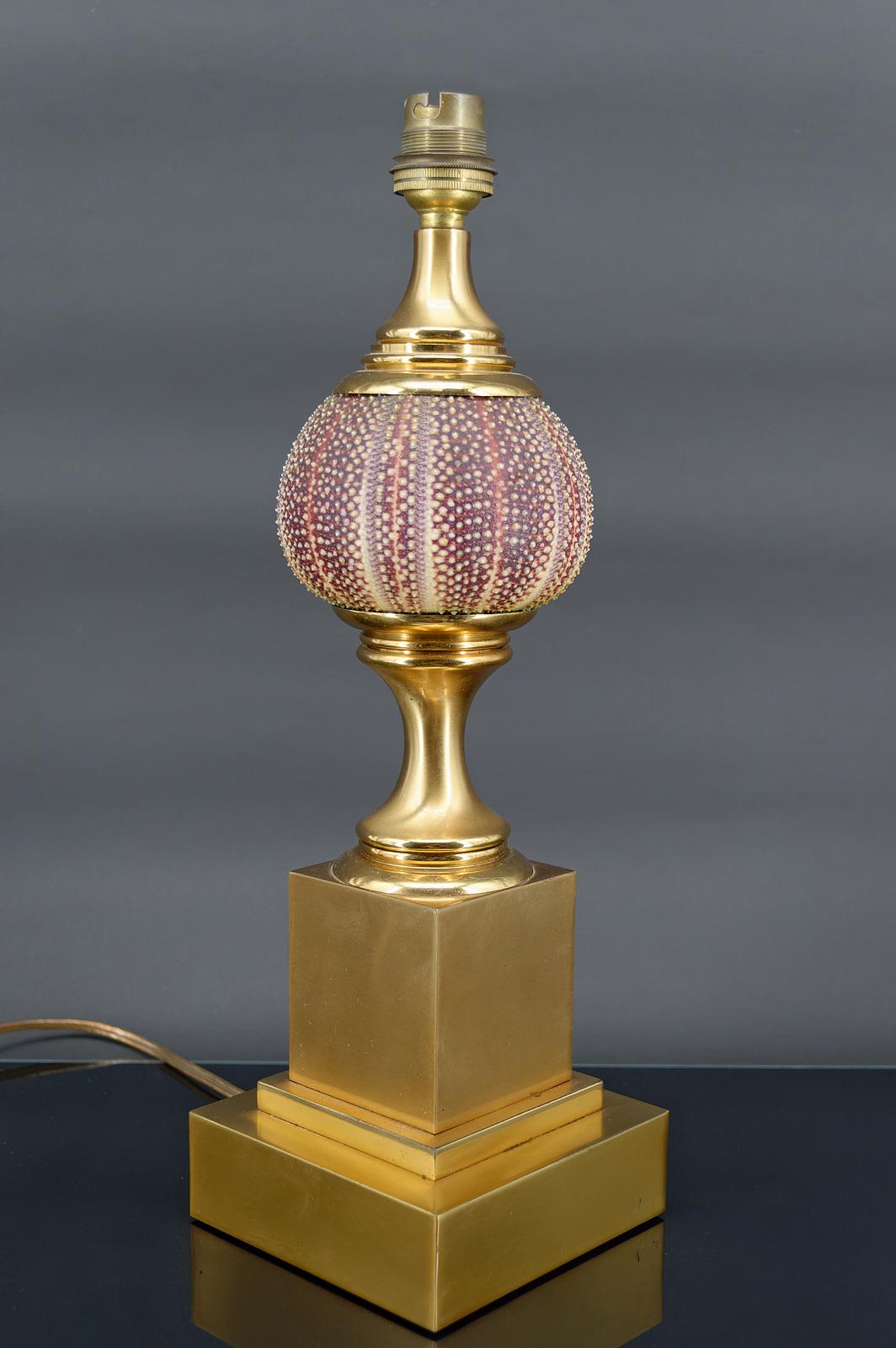 Maison Charles lamp, pink sea urchin and gilded bronze, France, Circa 1960 In Good Condition For Sale In VÉZELAY, FR