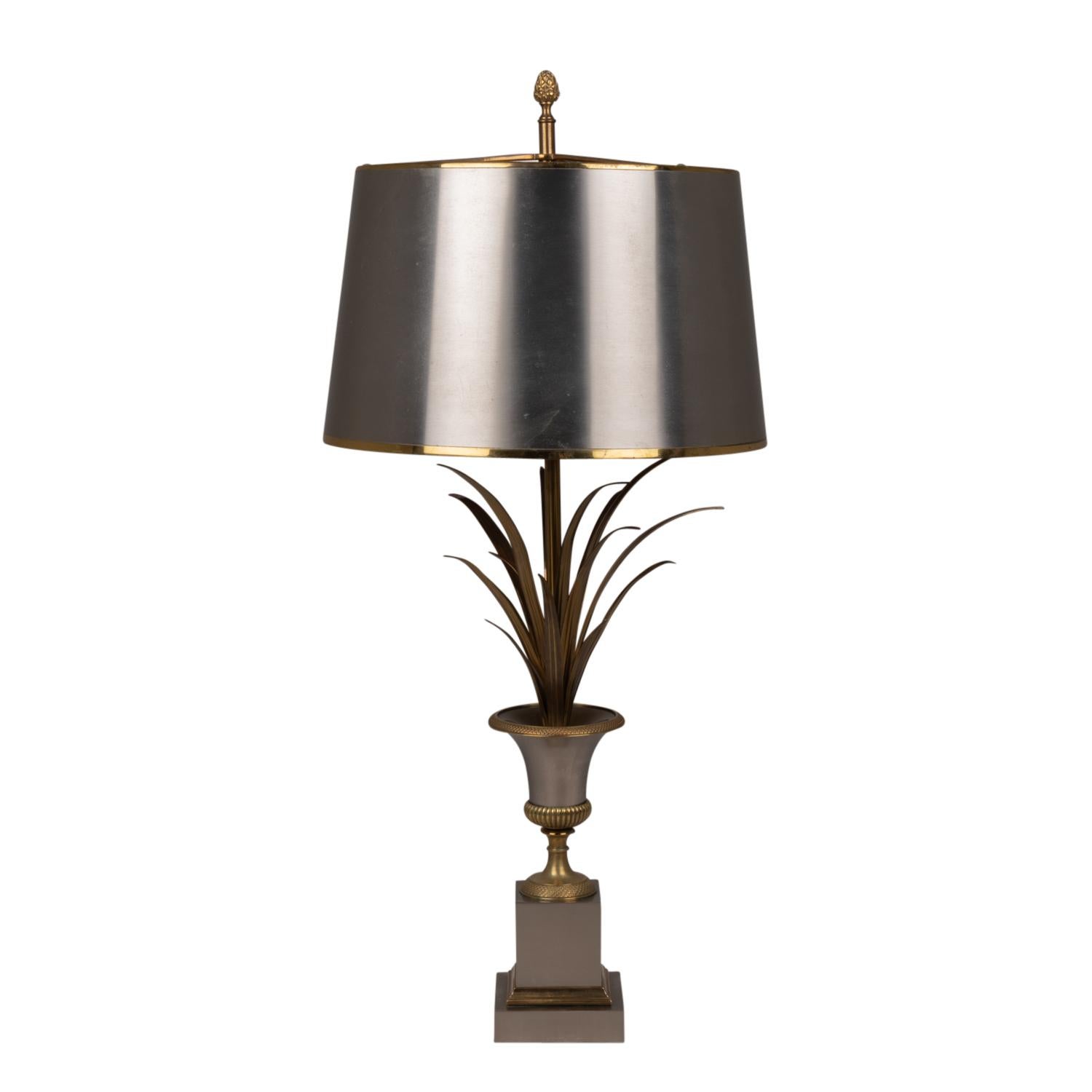 Maison Charles, signed.

Lamp, “Vase reeds” model, in silvered and gilded bronze, the reeds in a Medici-shaped vase, with its original lampshade in sheet metal. Square shaped base.

French work realized in the 1970s.

Referenced 2359 in the catalog