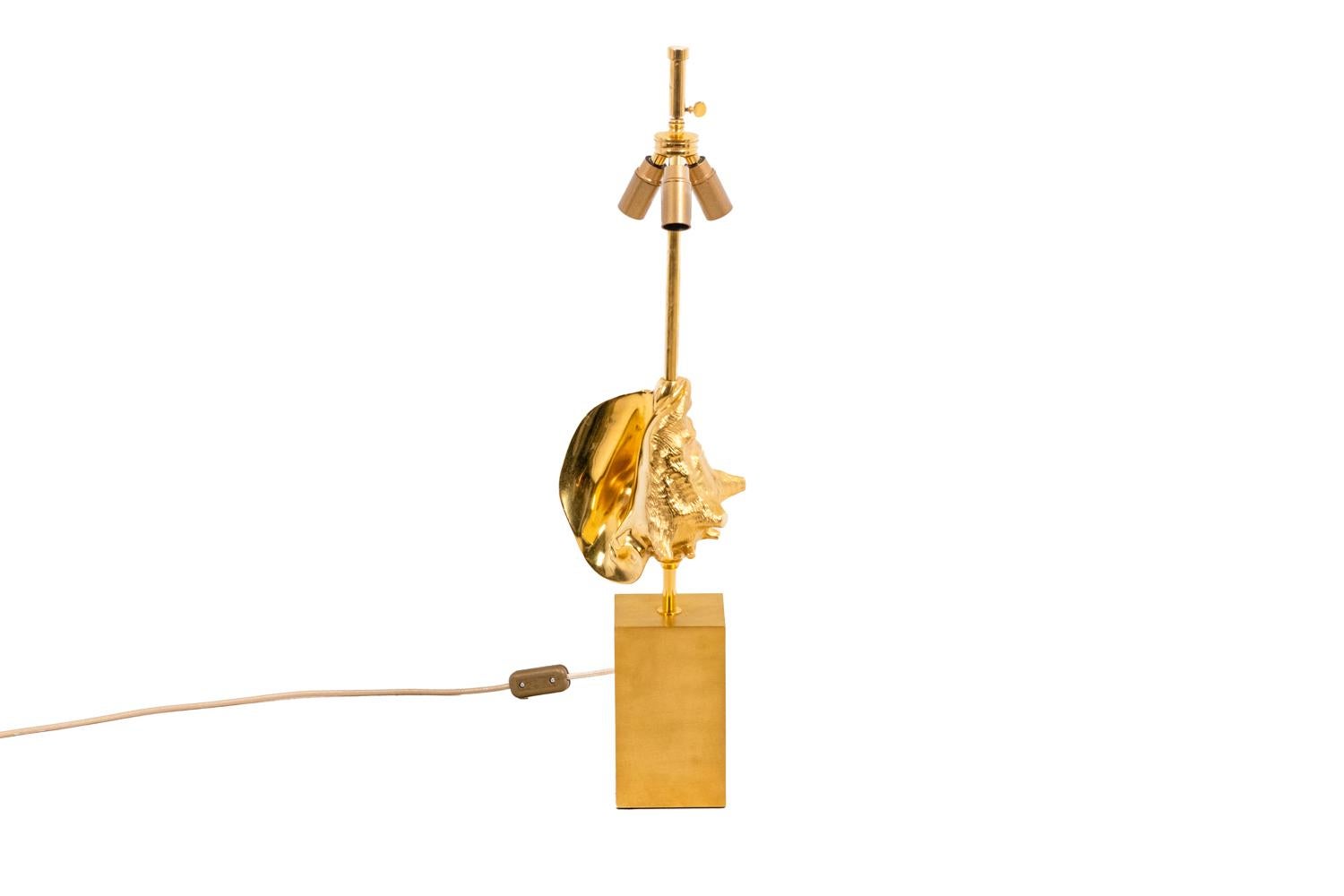 Maison Charles, signed.

Lamp in gilt bronze representing a strombus. Original patinated brass shade. Stamped Charles on the base.

French work realized in the 1970s.

Dimensions : H 69 x W 17 x D 15 cm

Reference : LS45951321

Source : p.